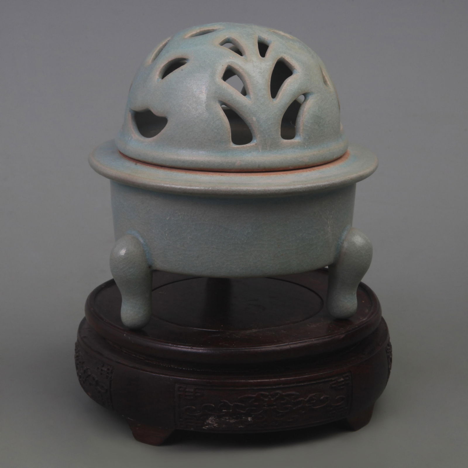 A FINE BLUE GROUND THREE LEG PORCELAIN INCENSE BURNER: Qing Dynasty, Diameter: 4.2 inch; High: 5.6 inch;