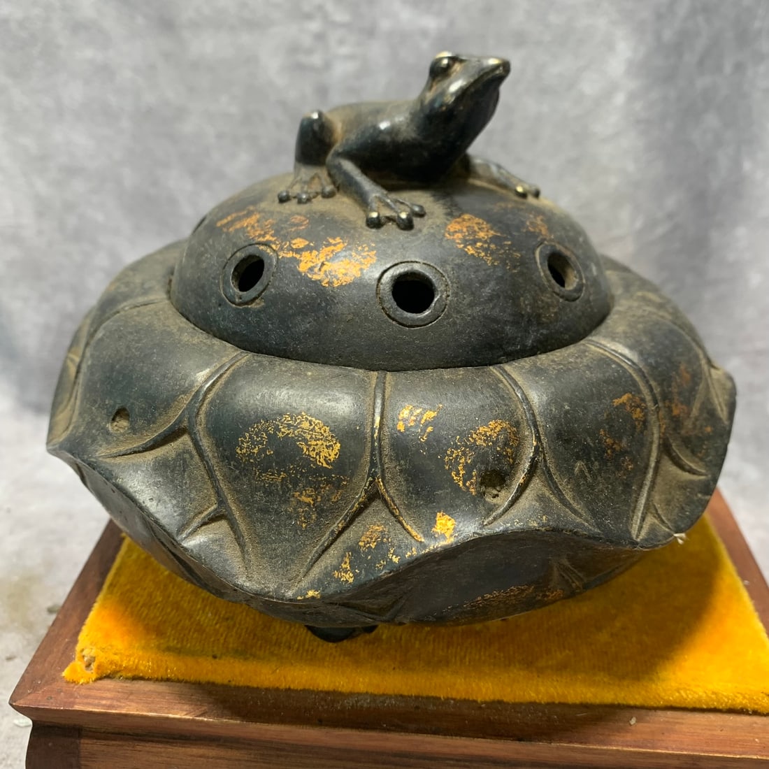 A FINE BRONZE FLOWER PATTERN BOTTLE - 3