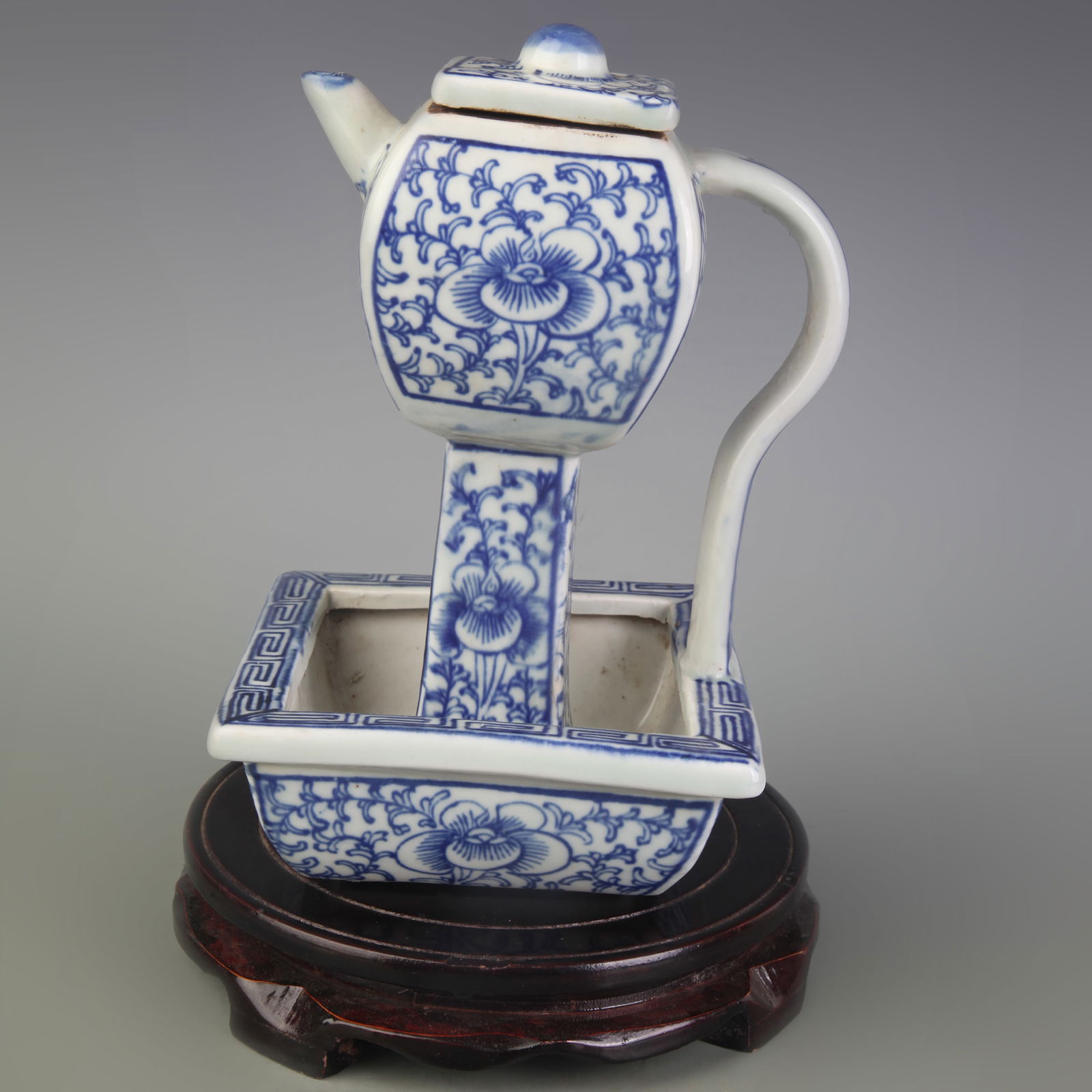 BLUE AND WHITE FLORAL PATTERN PORCELAIN OIL LAMP: Ming Dynasty Style; Width: 5.3 inch; High: 8.5 inch;