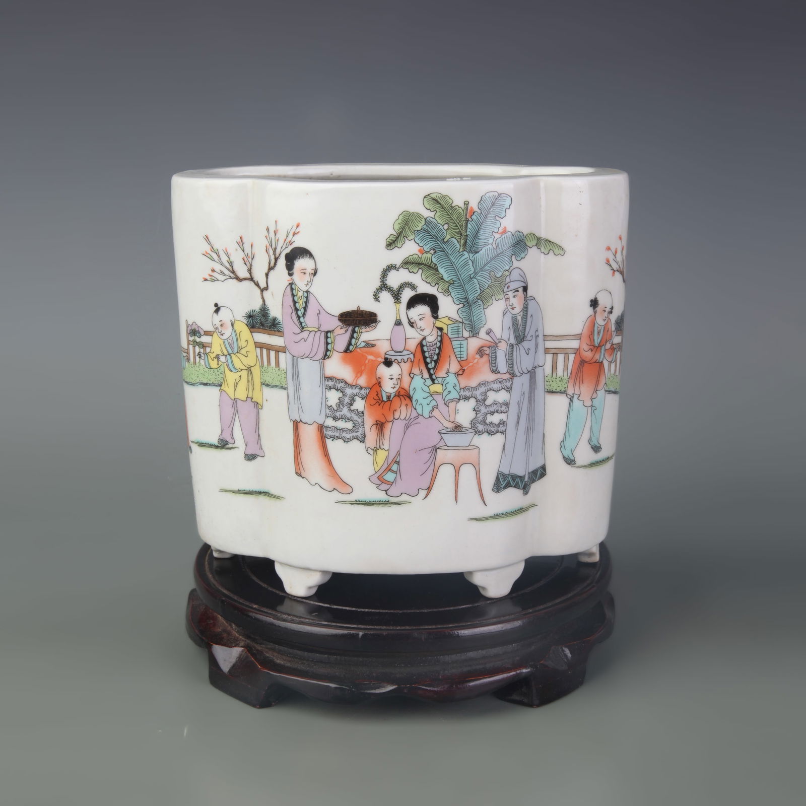 FAMILLE ROSE OVAL STYLE PORCELAIN BRUSH POT WITH FIGURE MOTIFS: Republic Period; Width: 6.9 inch; High: 6.1 inch
