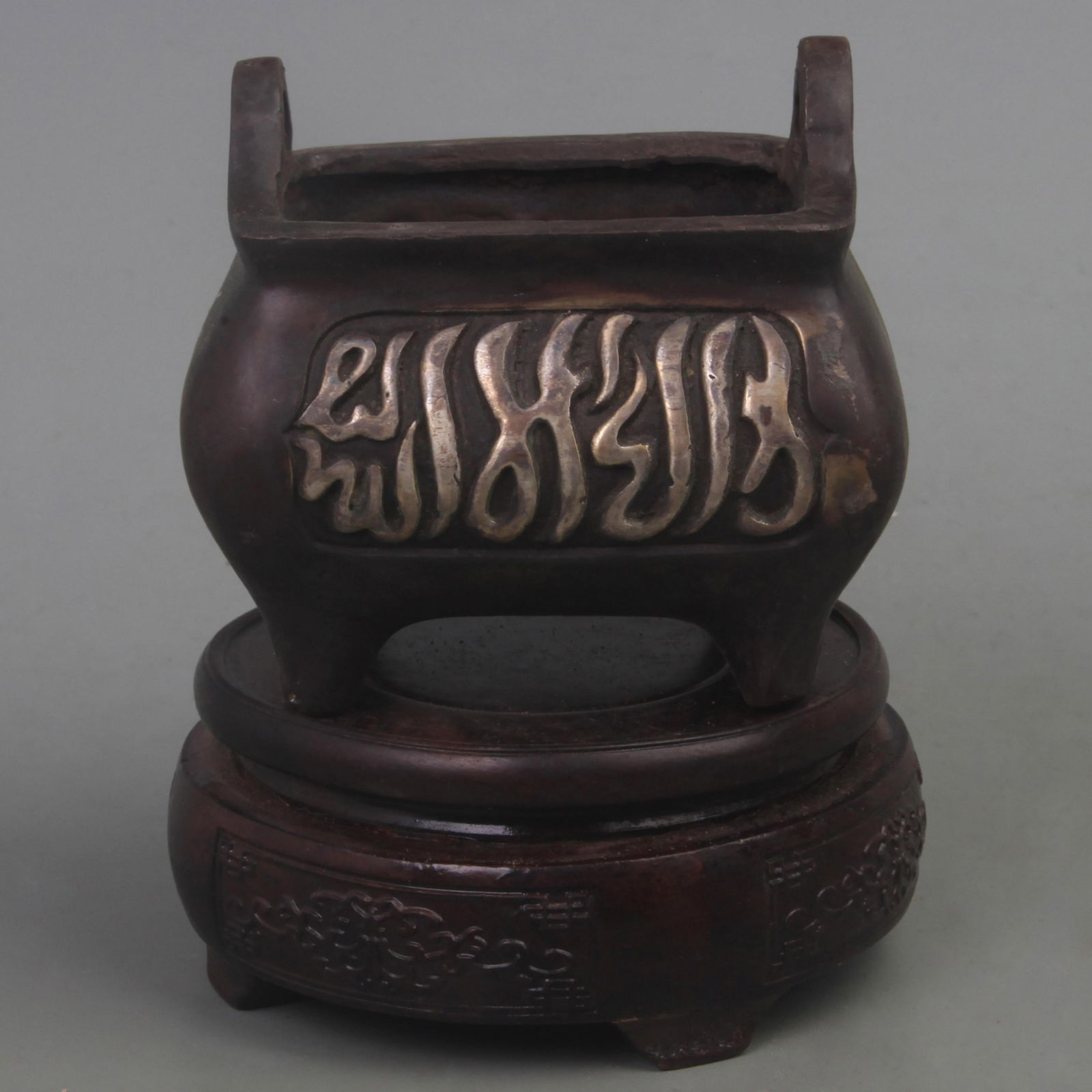 A FINE XUAN DE STYLE GILT BRONZE SQUIRE BRONZE CENSER (1 of 4)