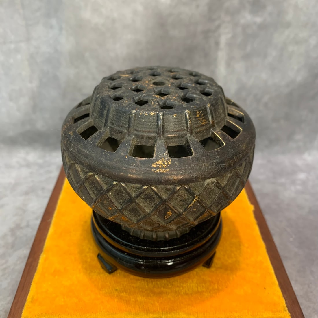 A FINE BRONZE NET PATTERN BRONZE CENSER - 3