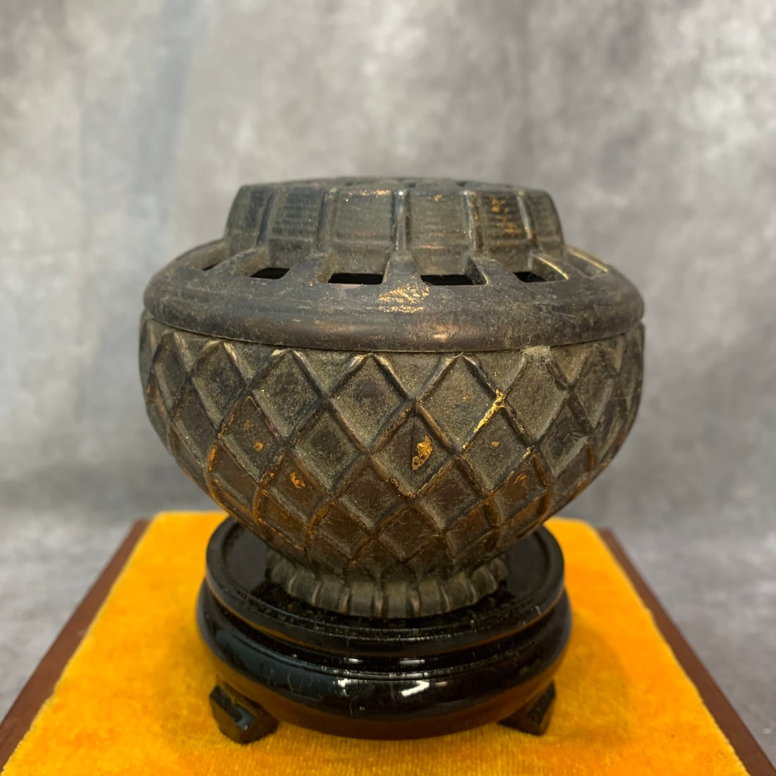 A FINE BRONZE NET PATTERN BRONZE CENSER - 6