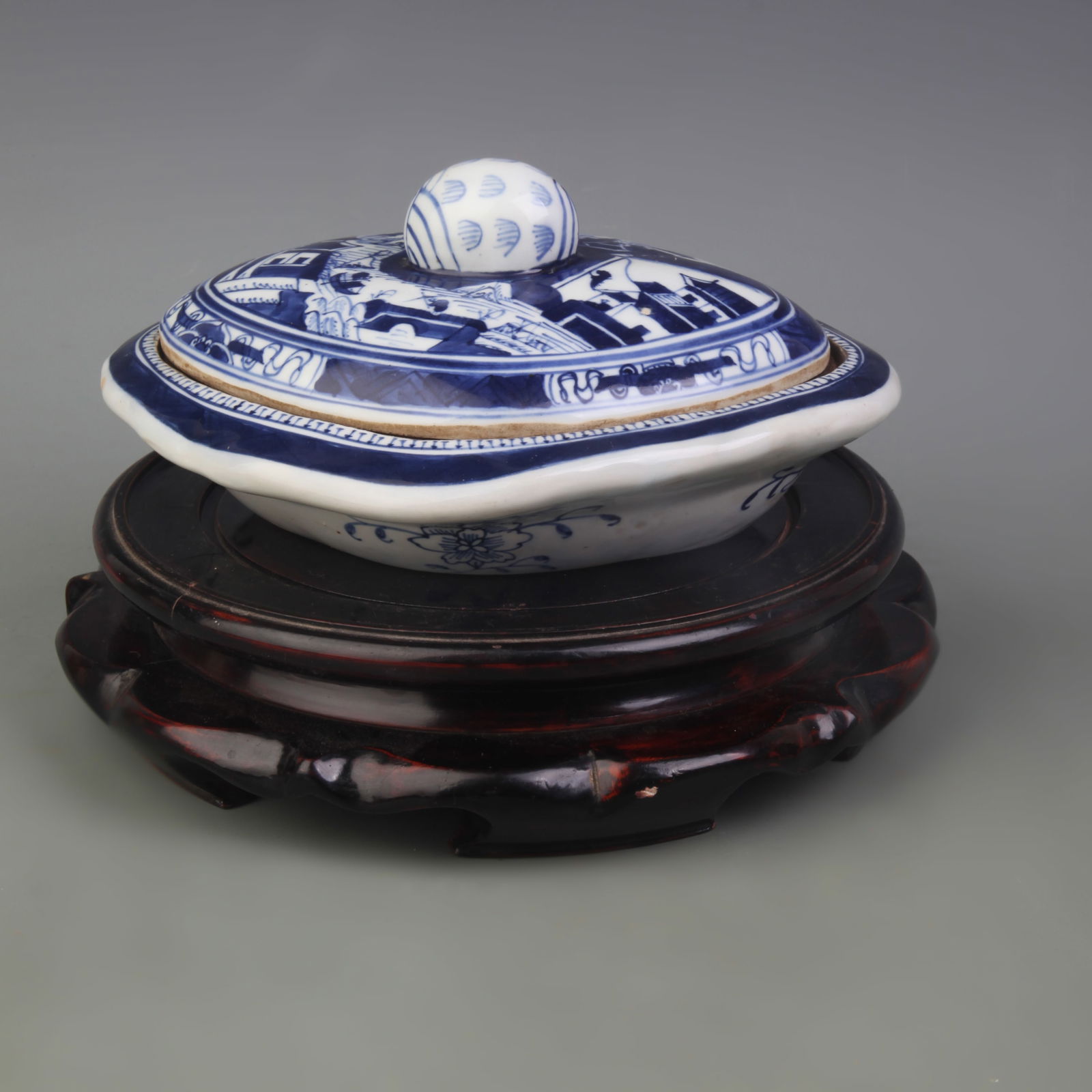 BLUE-AND-WHITE PORCELAIN PLATE WITH LANDSCAPE AND FIGURES: Qing Dynasty; Width: 8.7inch; High:3.8inch