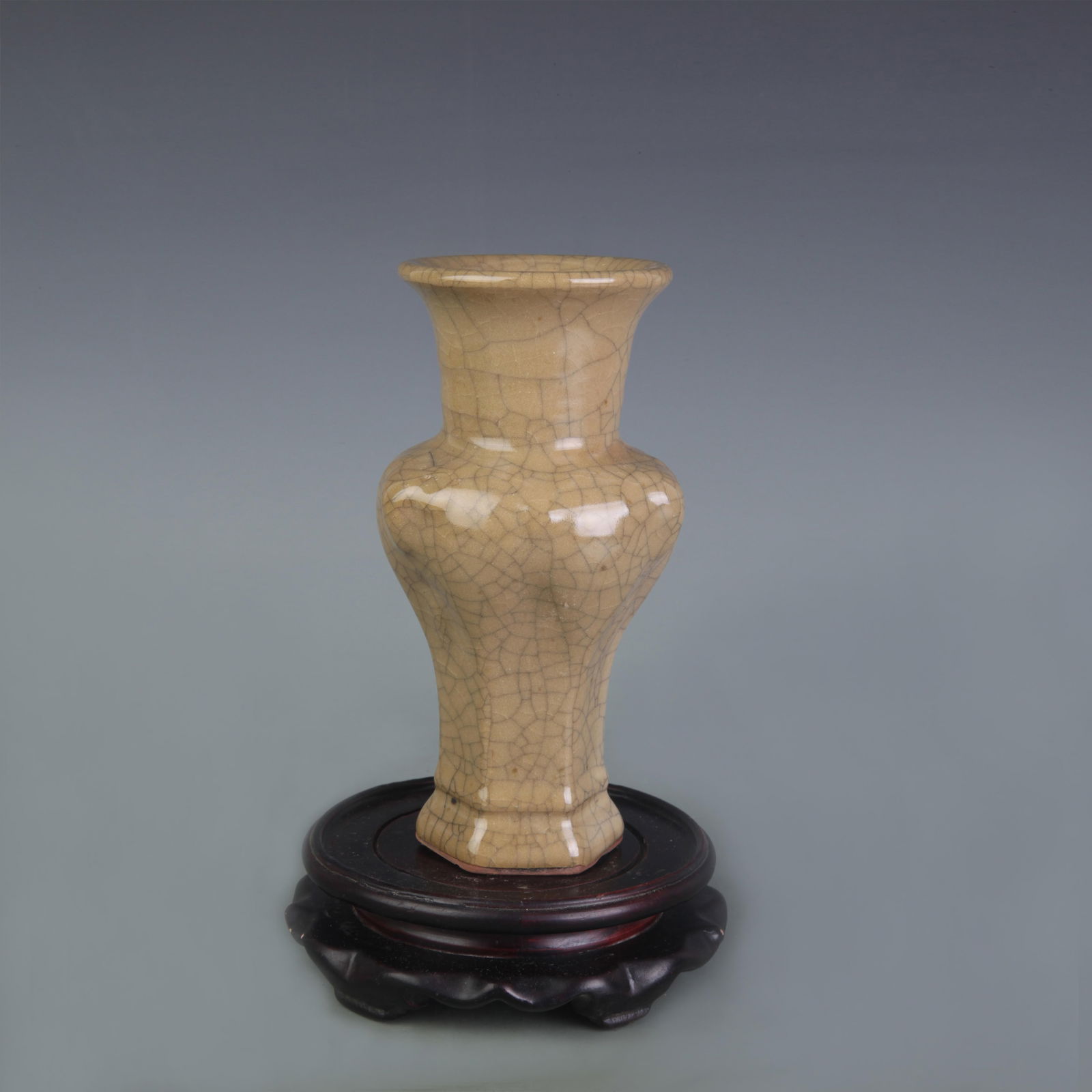 A FINE GE KILN PORCELAIN VASE (1 of 5)