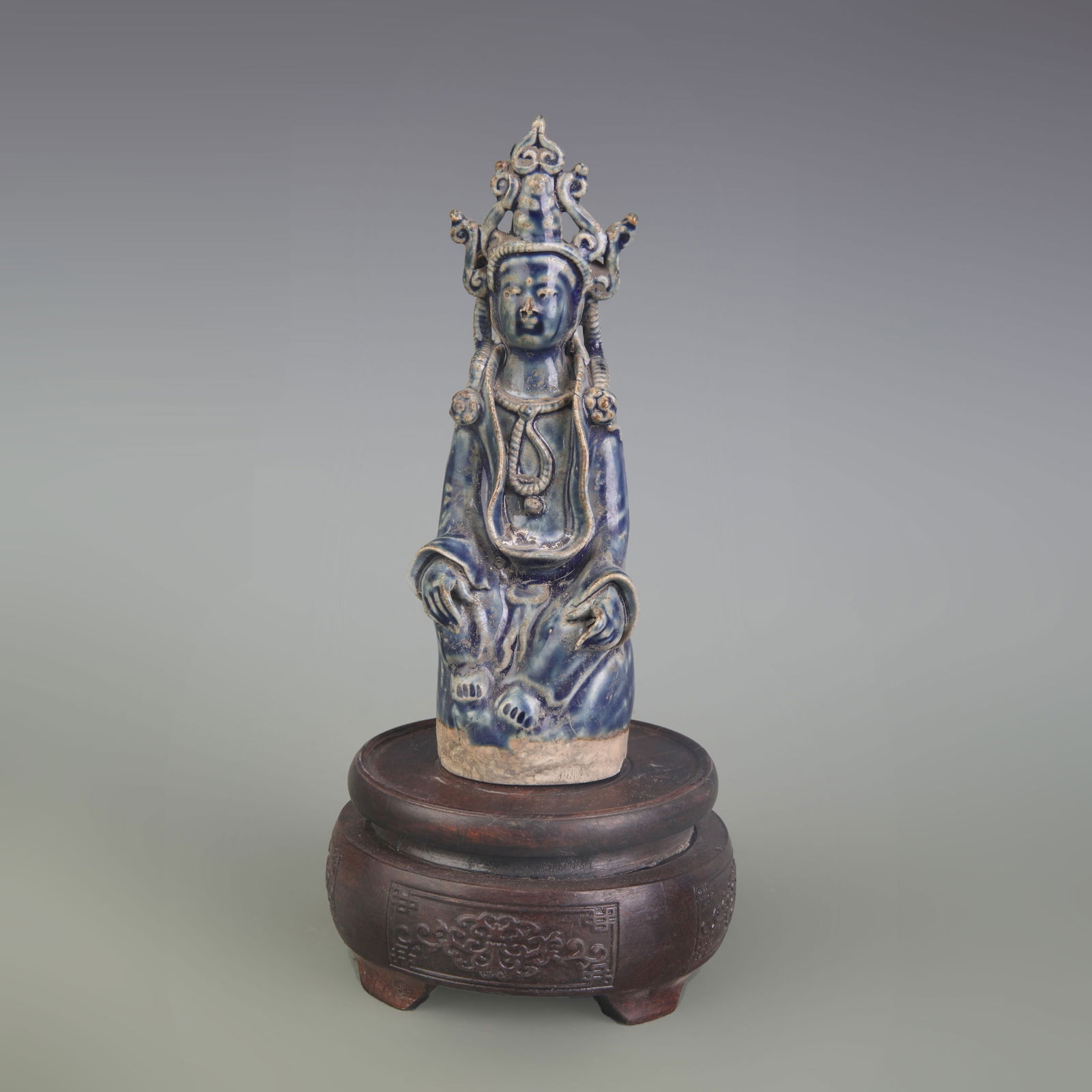 A FINE DEHUA PORCELAIN STATUE OF GUANYIN (1 of 5)