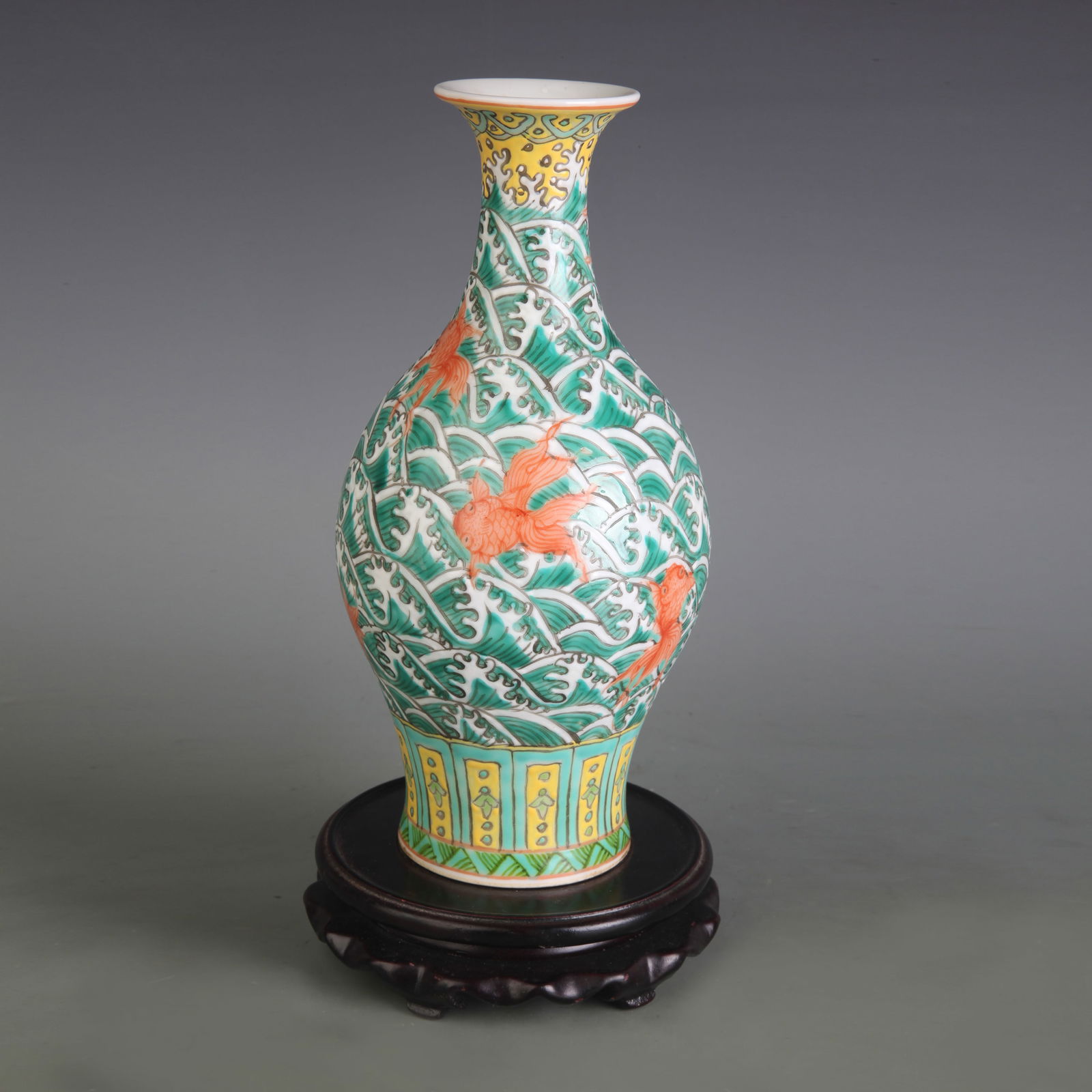FAMILLE ROSE FISH AND ALGAE PATTERN PORCELAIN VASE (1 of 5)