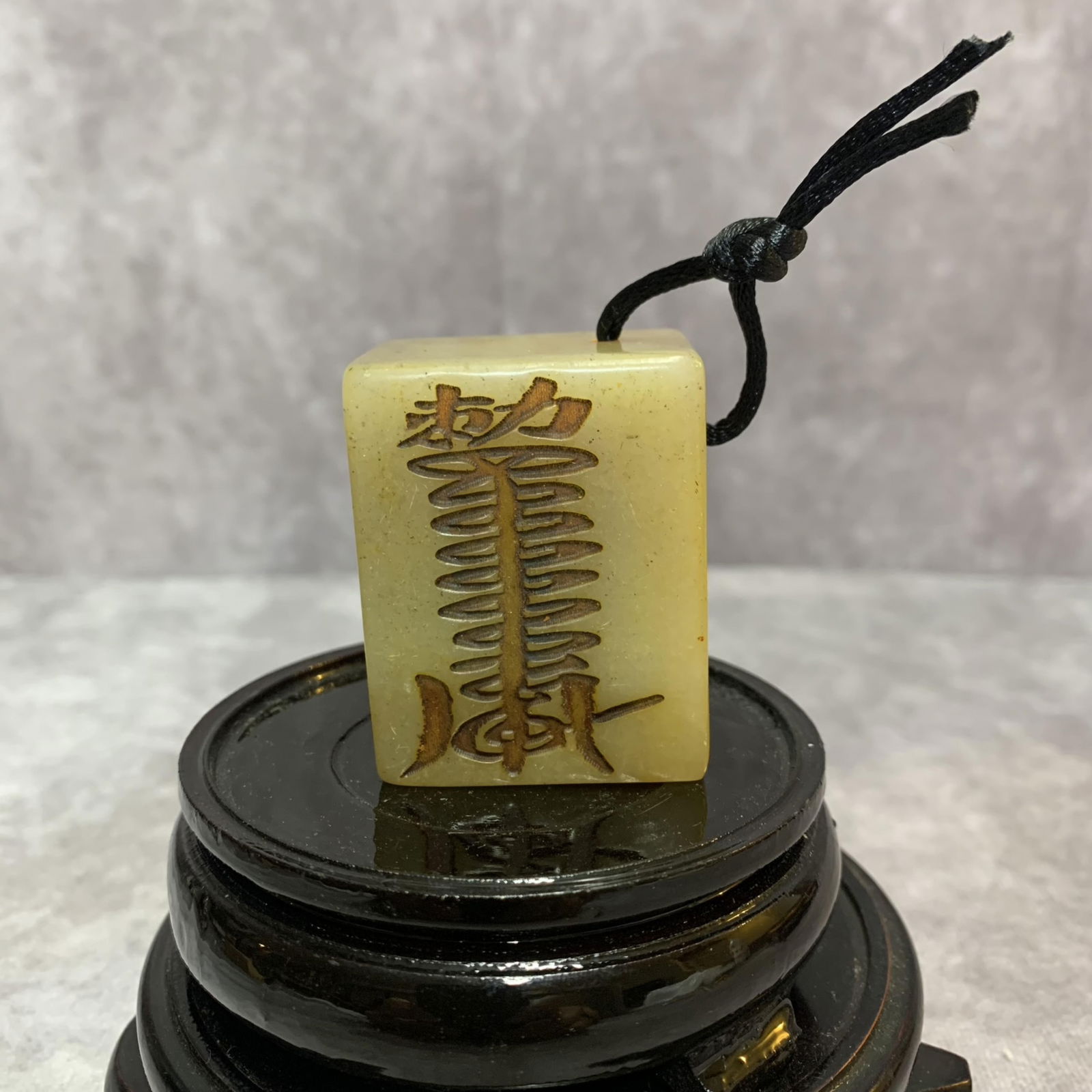 A FINE CARVED SHOUSHAN STONE SEAL (1 of 4)