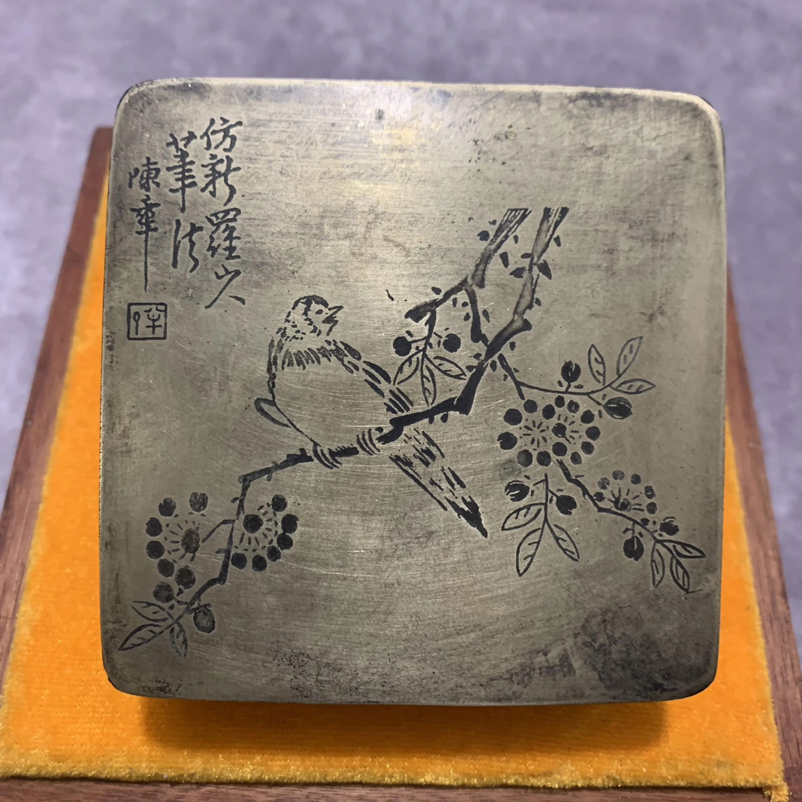 A FINELY CARVED BRONZE INK BOX: Modern; Long: 1.4 inch; Width: 3.8 inch; High: 3.8 inch;