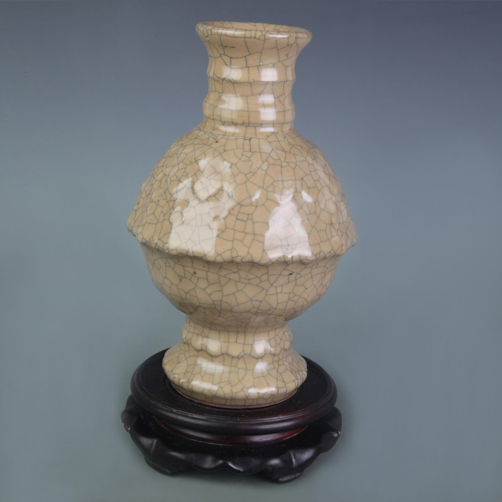 A FINE GE-KILN PORCELAIN VASE (1 of 5)