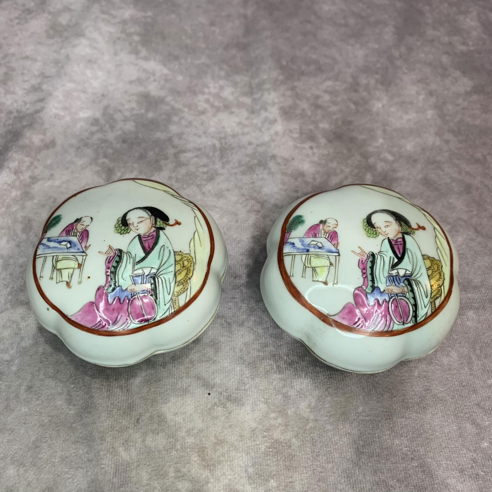 PAIR OF FAMILLE ROSE PORCELAIN BOXES WITH FEMALE PATTERNS (1 of 4)