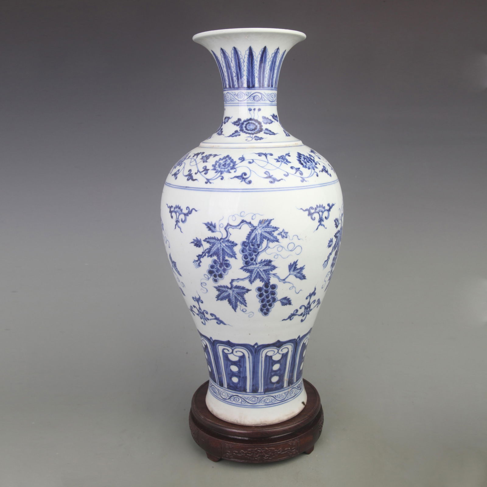 A FINE BLUE AND WHITE FLOWER PATTERN PORCELAIN BOTTLE (1 of 5)