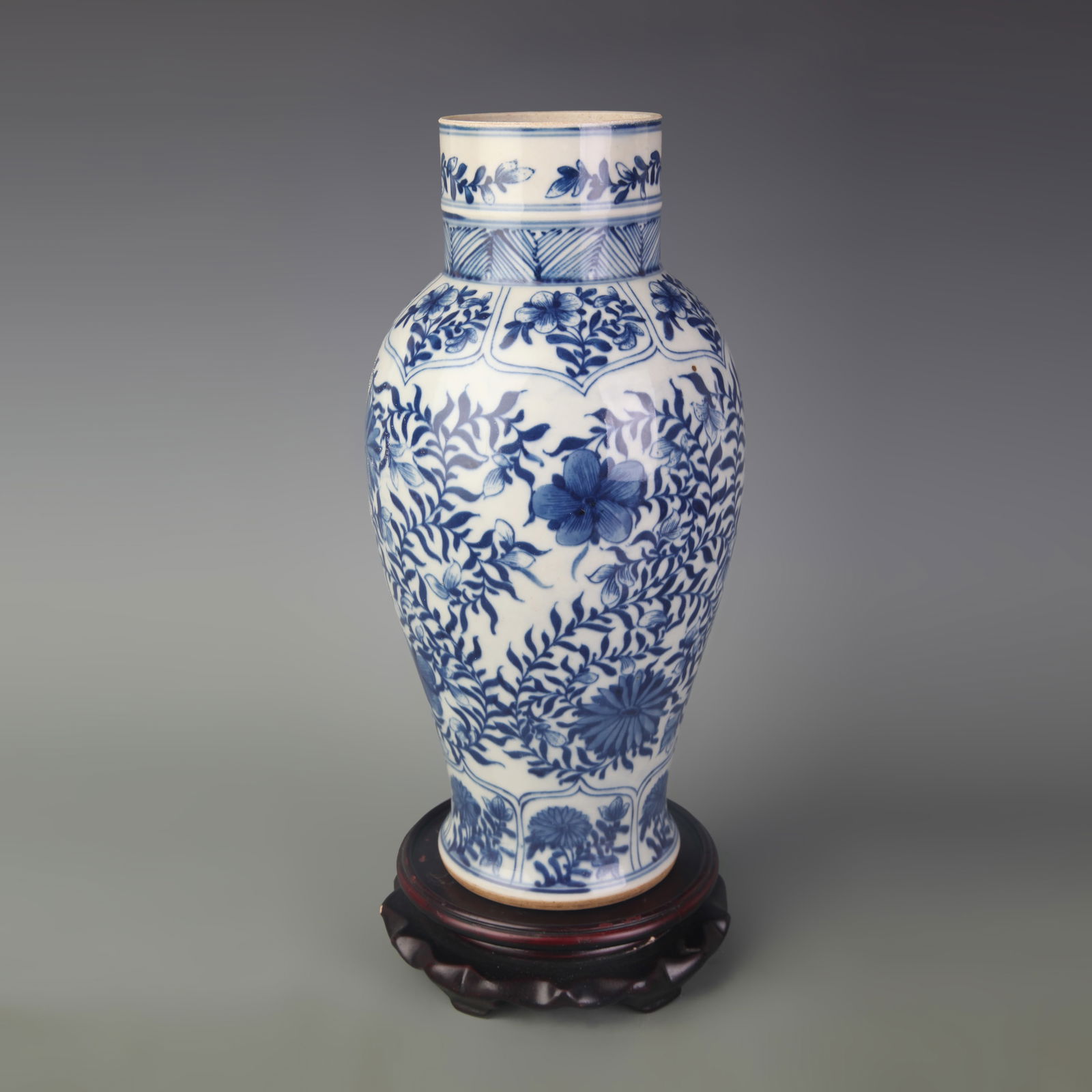 A FINE BLUE-AND-WHITE FLORAL PATTERN PORCELAIN VASE (1 of 5)