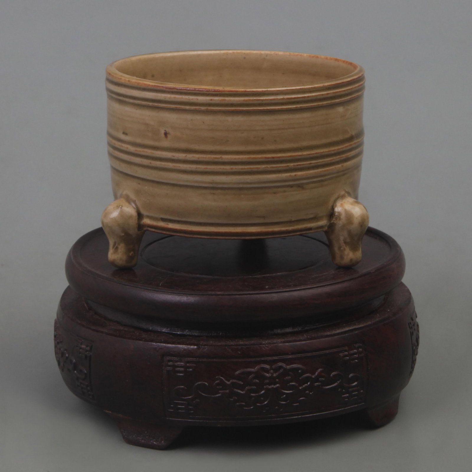 LIGHT YELLOW GLAZE THREE LEGGED PORCELAIN BRUSH WASHER: Qing Dynasty; Diameter: 3.3 inch; High: 2.2 inch
