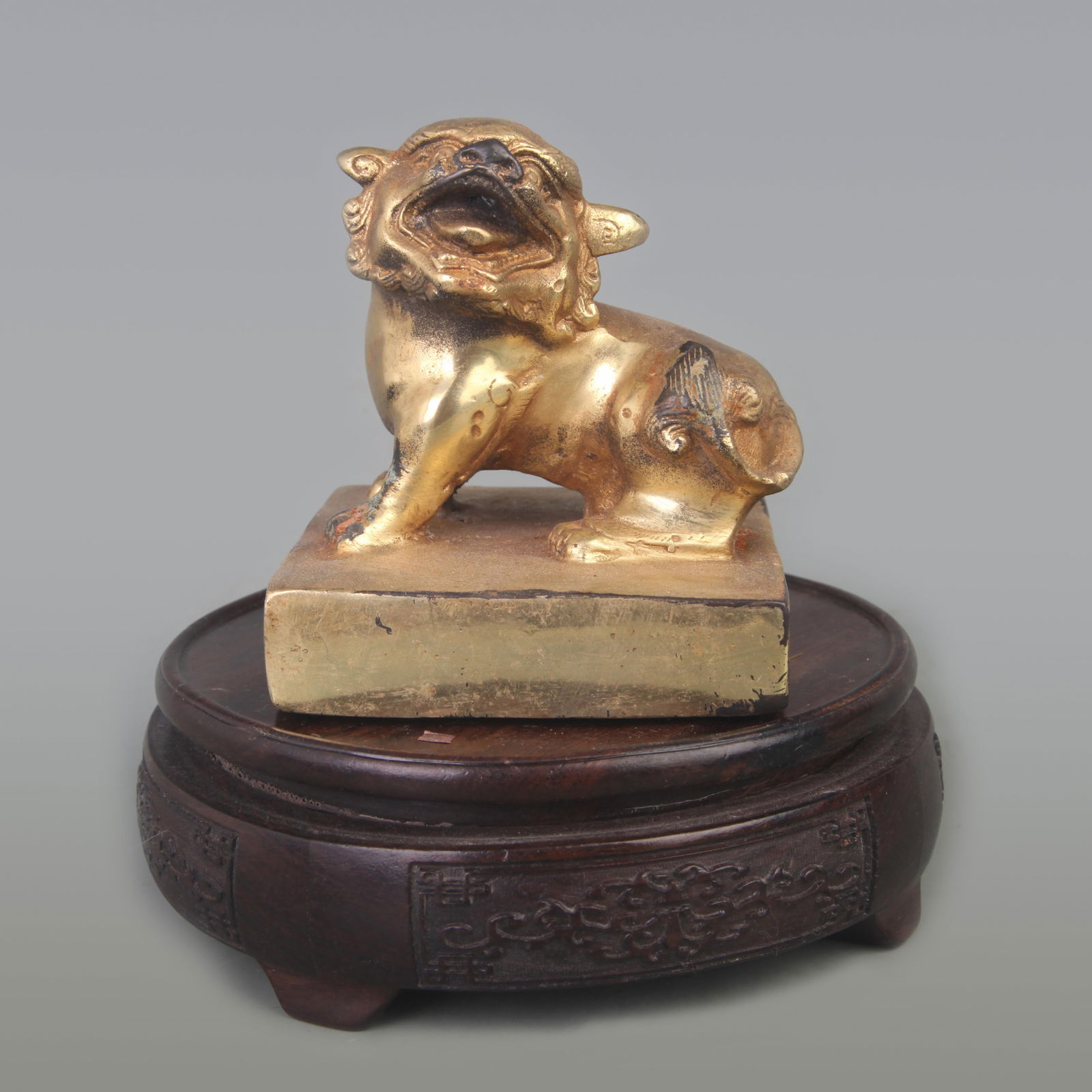 GILT BRONZE FOUR-SIDED SEAL WITH BEAST HEADS (1 of 5)