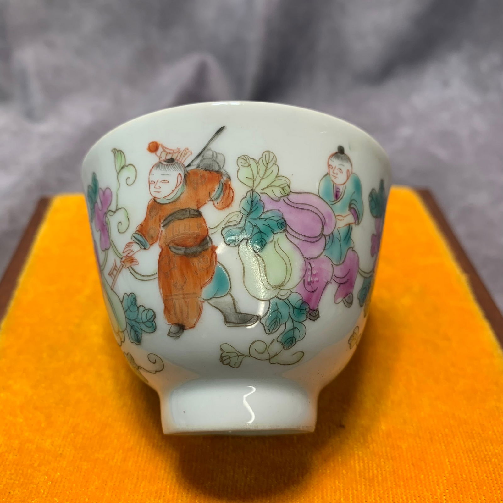 BLUE-AND-WHITE LANDSCAPE FLORAL-MOUTH PATTERN PORCELAIN VASE: Qing Dynasty Kang Xi Period; Diameter: 3.3 inch; High: 11.1 inch;