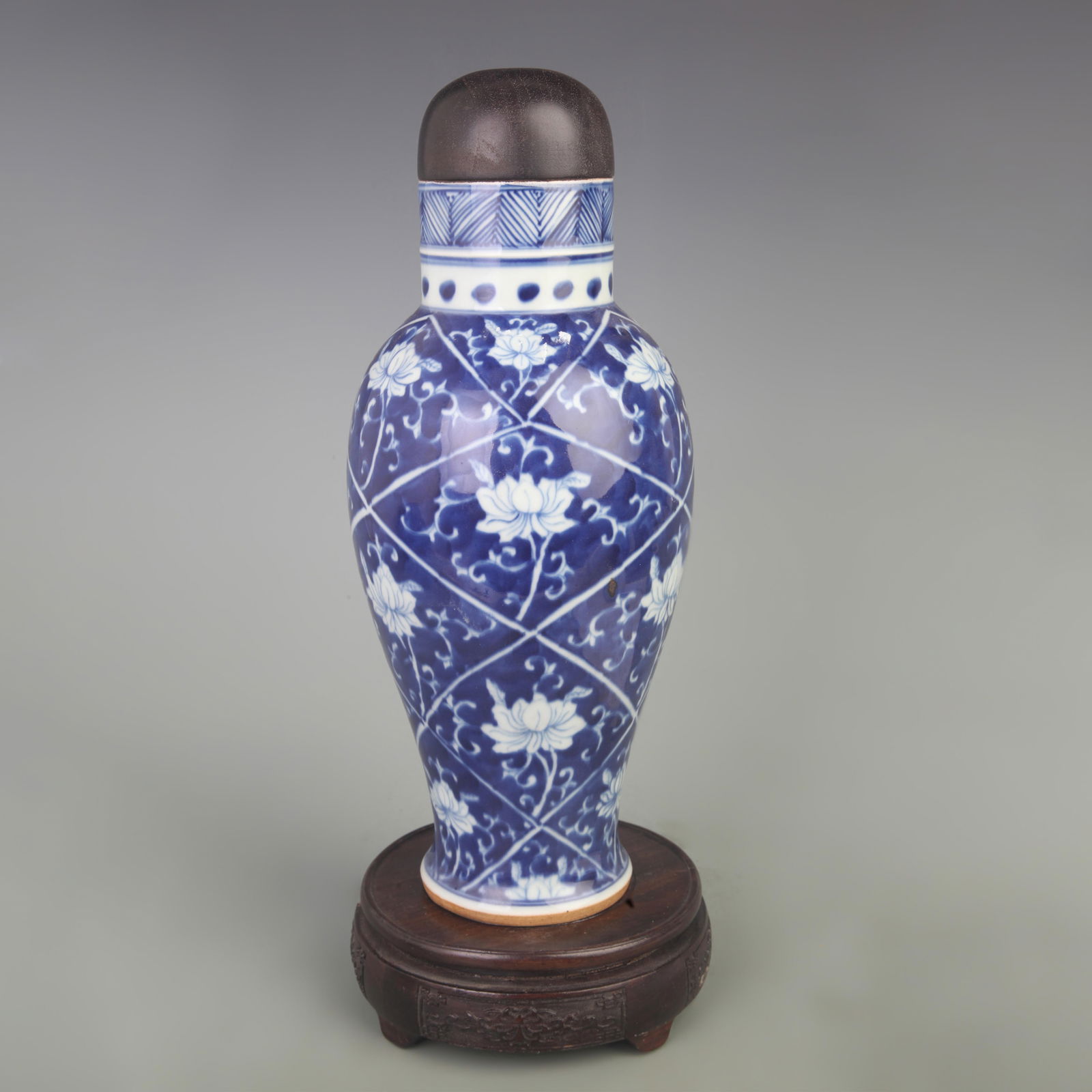 RARE BLUE AND WHITE FLOWER PATTERN PORCELAIN VASE WITH REDWOOD LID: Qing Dynasty, Diameter: 4.8 inch; High: 12.0 inch;