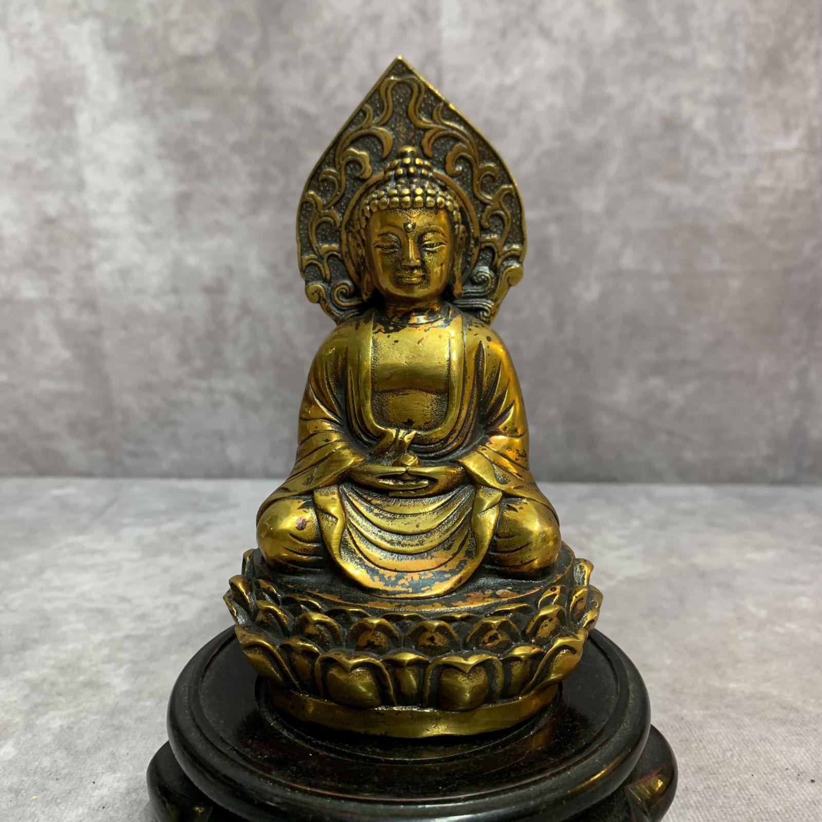 A SMALL BRONZE TATHAGATA STATUE (1 of 7)