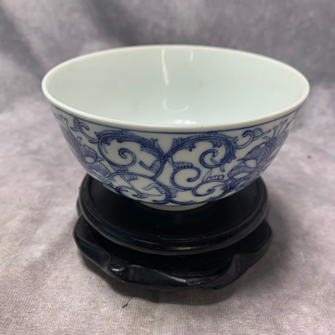 BLUE AND WHITE PORCELAIN LOTUS BOWL WITH QIANLONG MARK: Qing Dynasty; High: 2.5 inch; Diameter: 4.5 inch