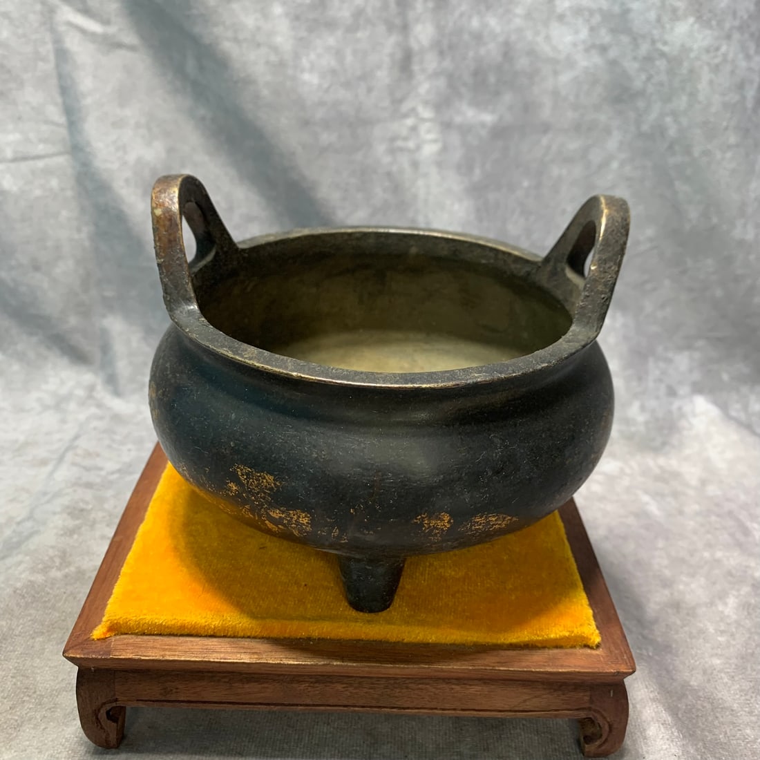 XUANDE-MARK THREE-LEGGED CENSER WITH HANDLES: Ming Dynasty Style; High; 4.7 inch; Diameter: 5.4 inch