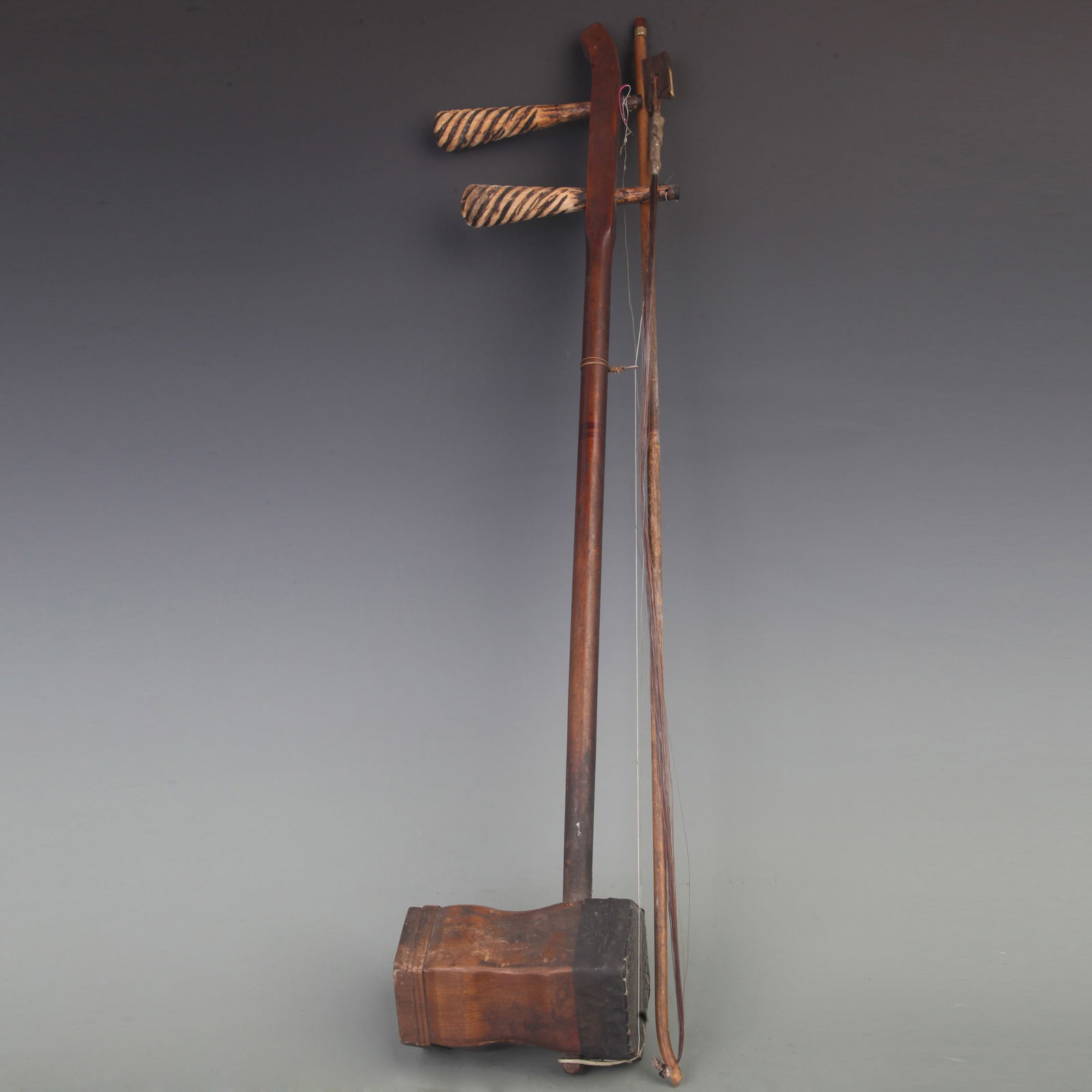 A FINE CHINESE MUSICAL INSTRUMENT - ERHU (1 of 7)