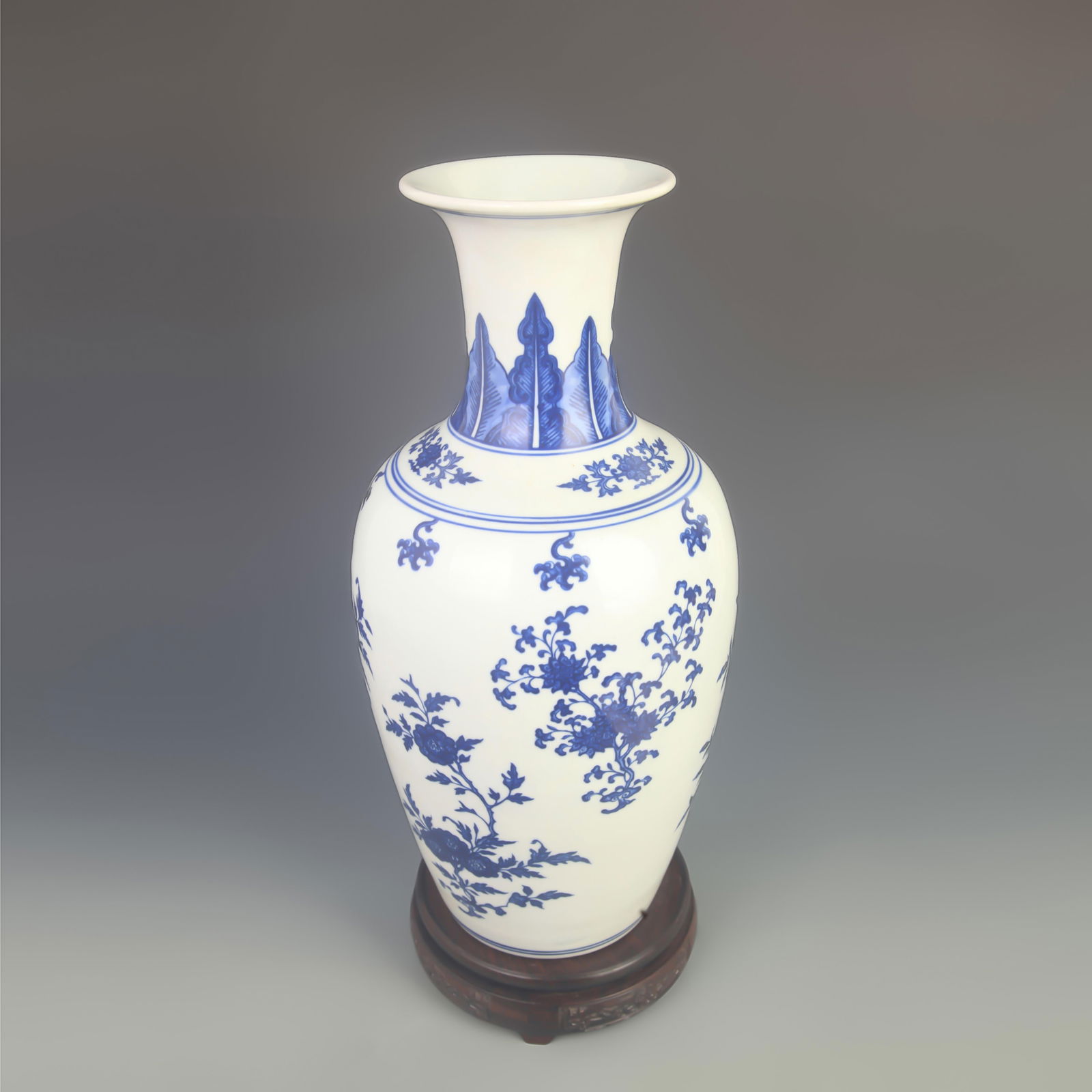 BLUE-AND-WHITE GUAN YIN STYLE PORCELAIN VASE: Qing Dynasty Qian Long Period; High: 15.5 inch; Diameter: 7.50 inch