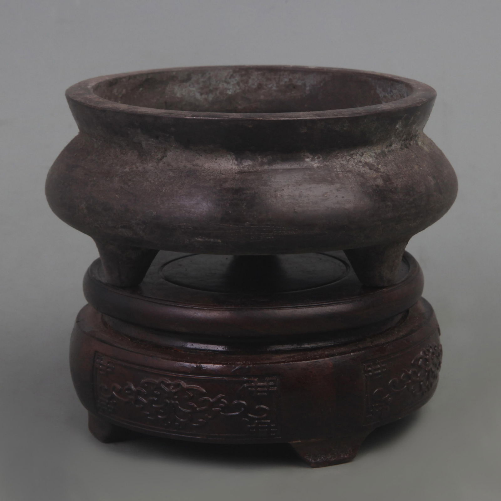 A FINE XUAN DE STYLE GROUND THREE FOOT BRONZE CENSER (1 of 5)