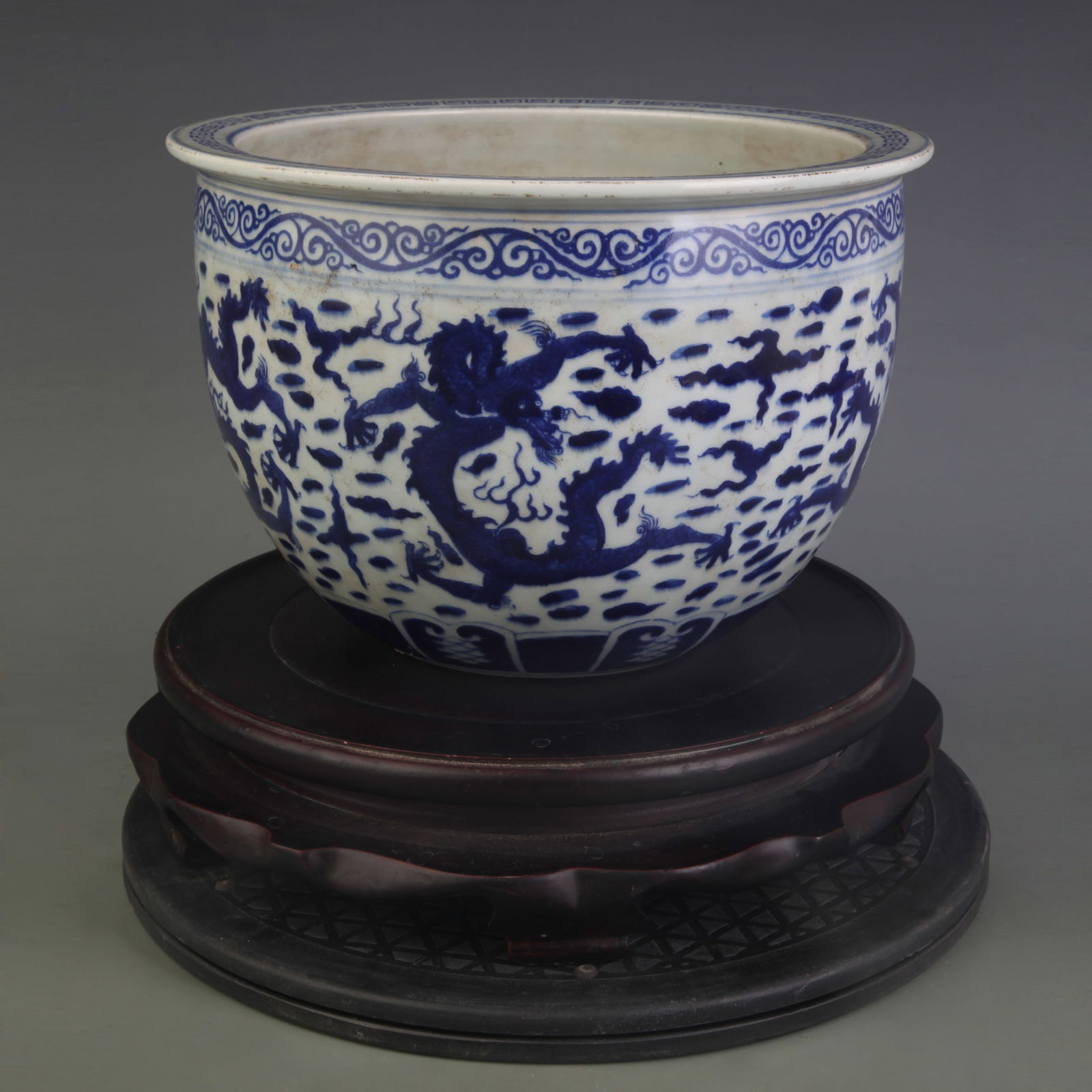 BLUE AND WHITE DRAGON PATTERN PORCELAIN JAR (1 of 5)
