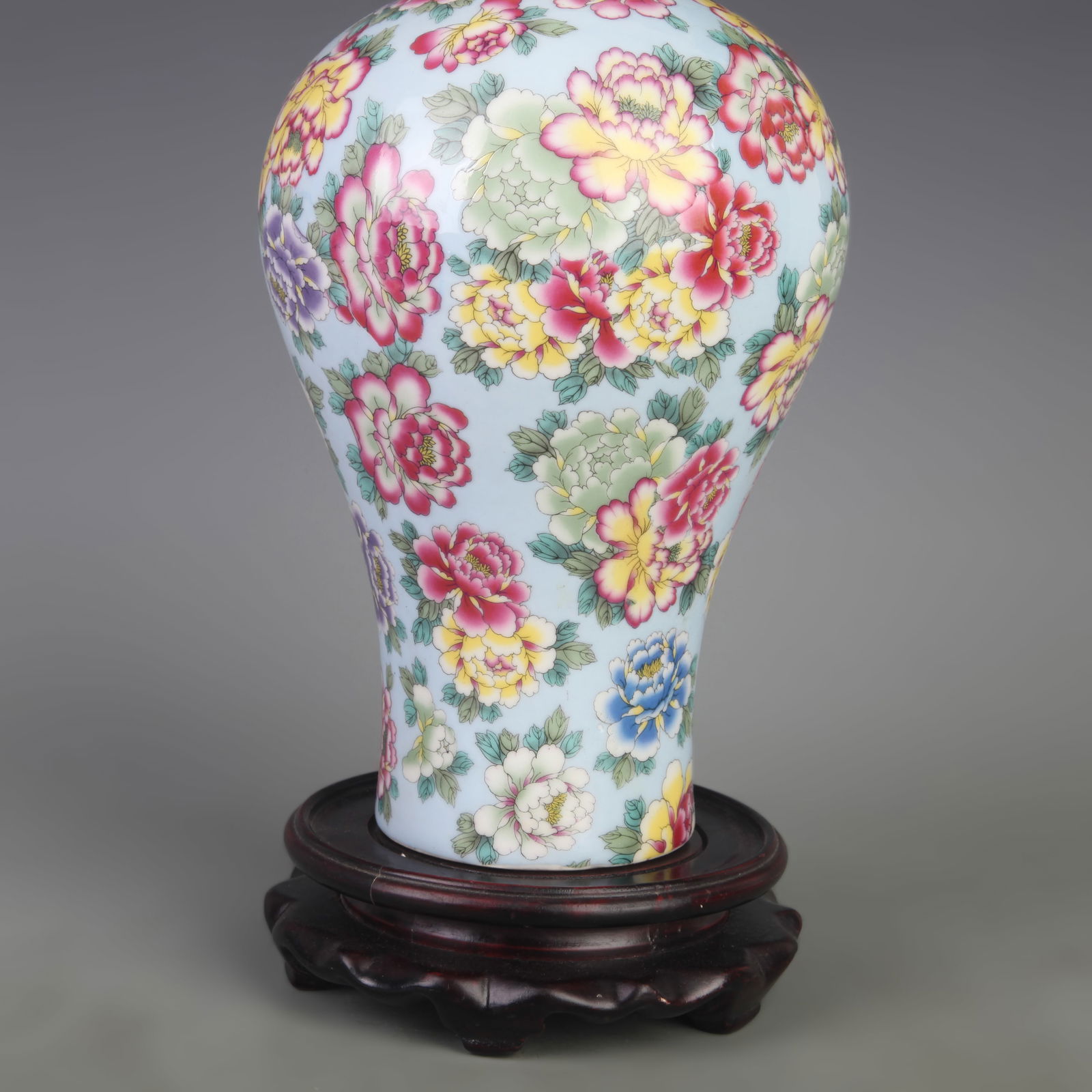 FAMILLE ROSE FLORAL PATTERN MEIPING STYLE VASE: Qing Dynasty Yong Zheng Period; Diameter: 5.3 inch; High: 8.9 inch