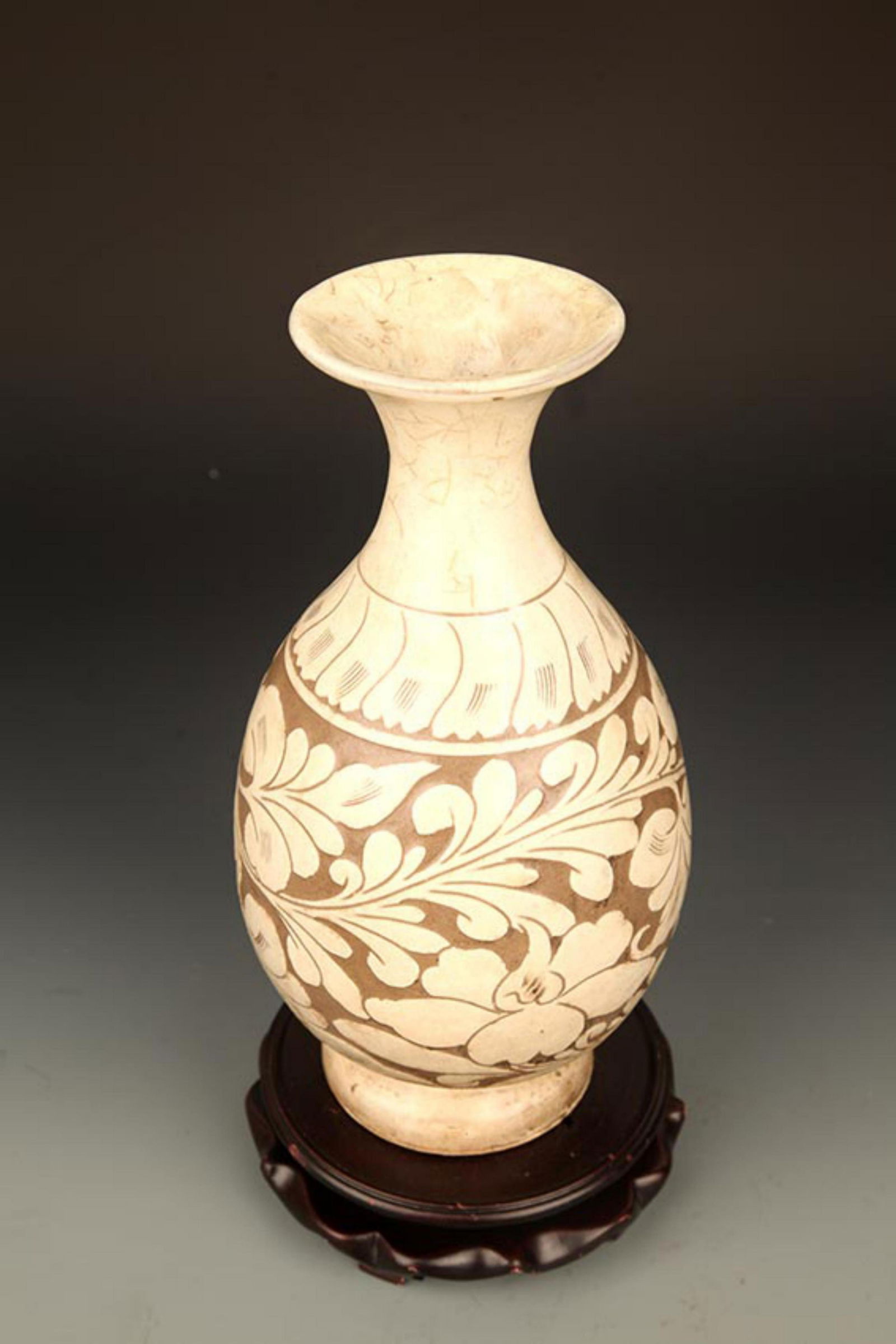 A FINE FLOWER CARVING "CI ZHOU YAO" PORCELAIN BOTTLE: Song Dynasty Style, High: 10.25 inch; Diameter:3.25 inch;