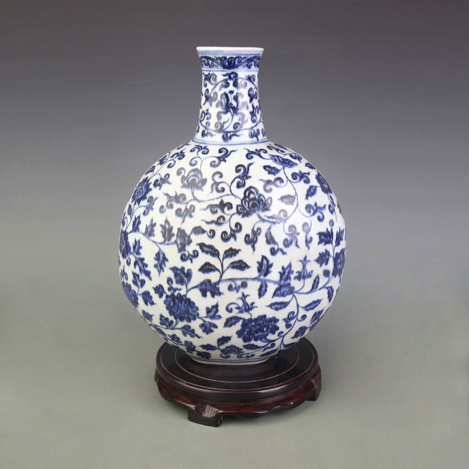 BLUE AND WHITE FLORAL PATTERN MOON STYLE PORCELAIN FLASK (1 of 6)
