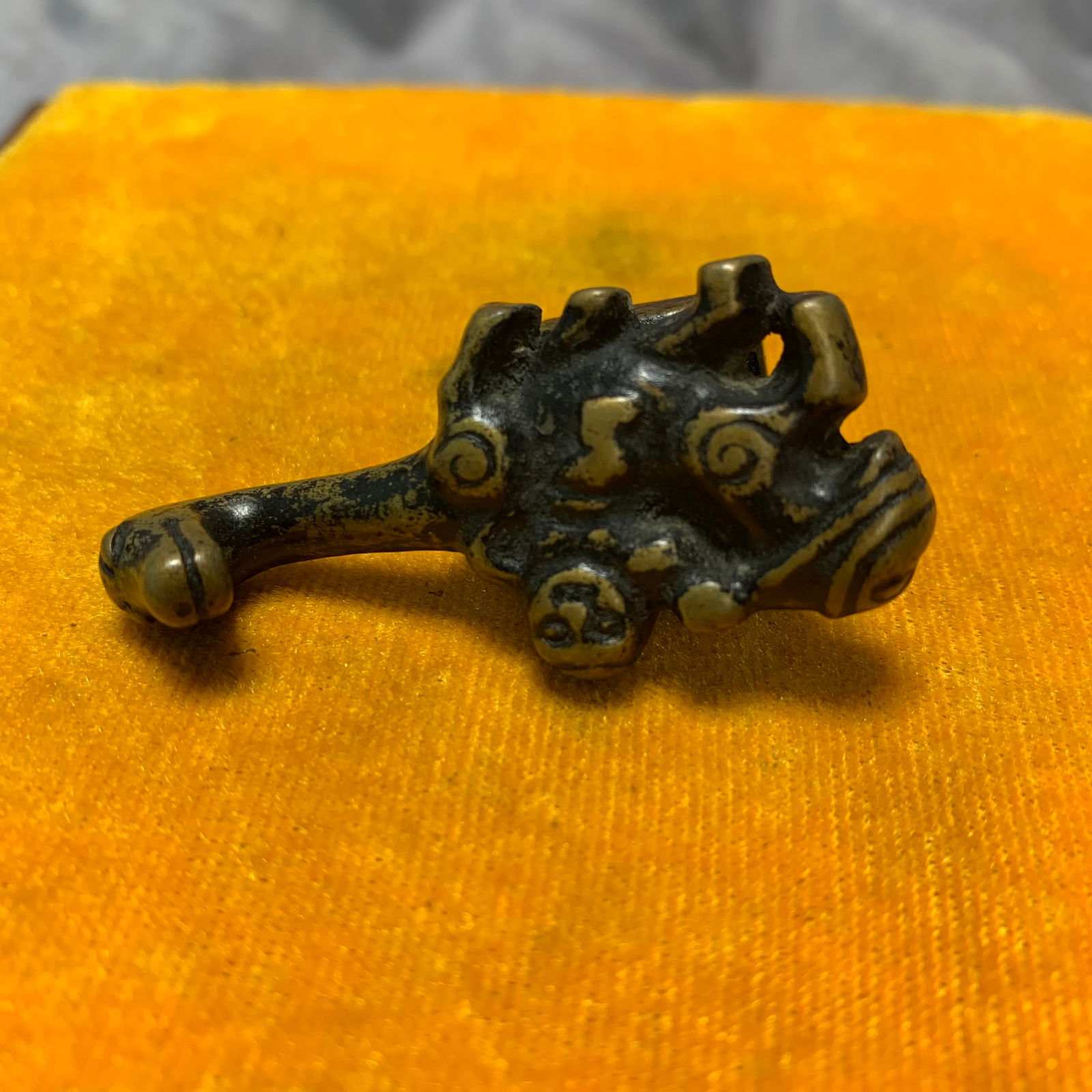 A FINE BRONZE BELT HOOK WITH SEAL: Qing Dynasty; Long: 2.3 inch; Width: 1.1 inch; High: 0.5 inch