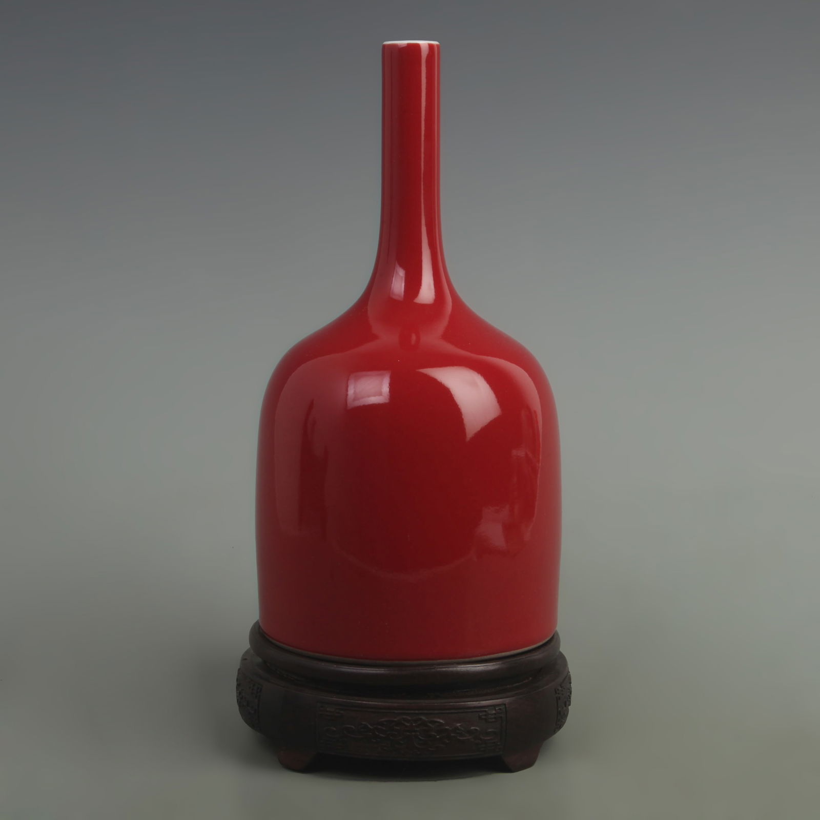 A FINE RED COLOR GLAZED BELL-SHAPED PORCELAIN BOTTLE (1 of 5)