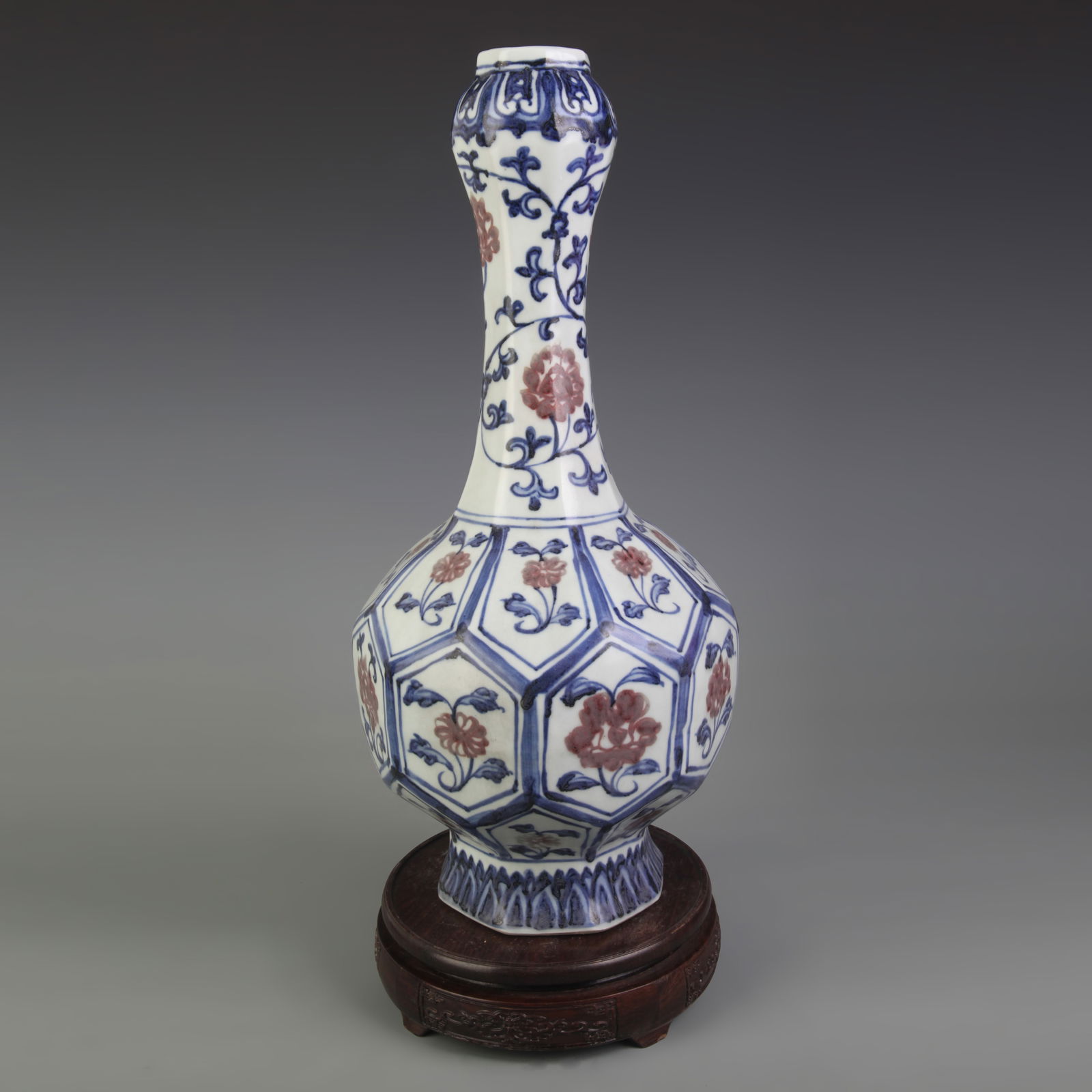 BLUE AND WHITE UNDERGLAZE RED LONG NECK GARLIC SHAPED PORCELAIN VASE: Qing Dynasty; High: 15.2 inch; ; Diameter: 6.7 inch;