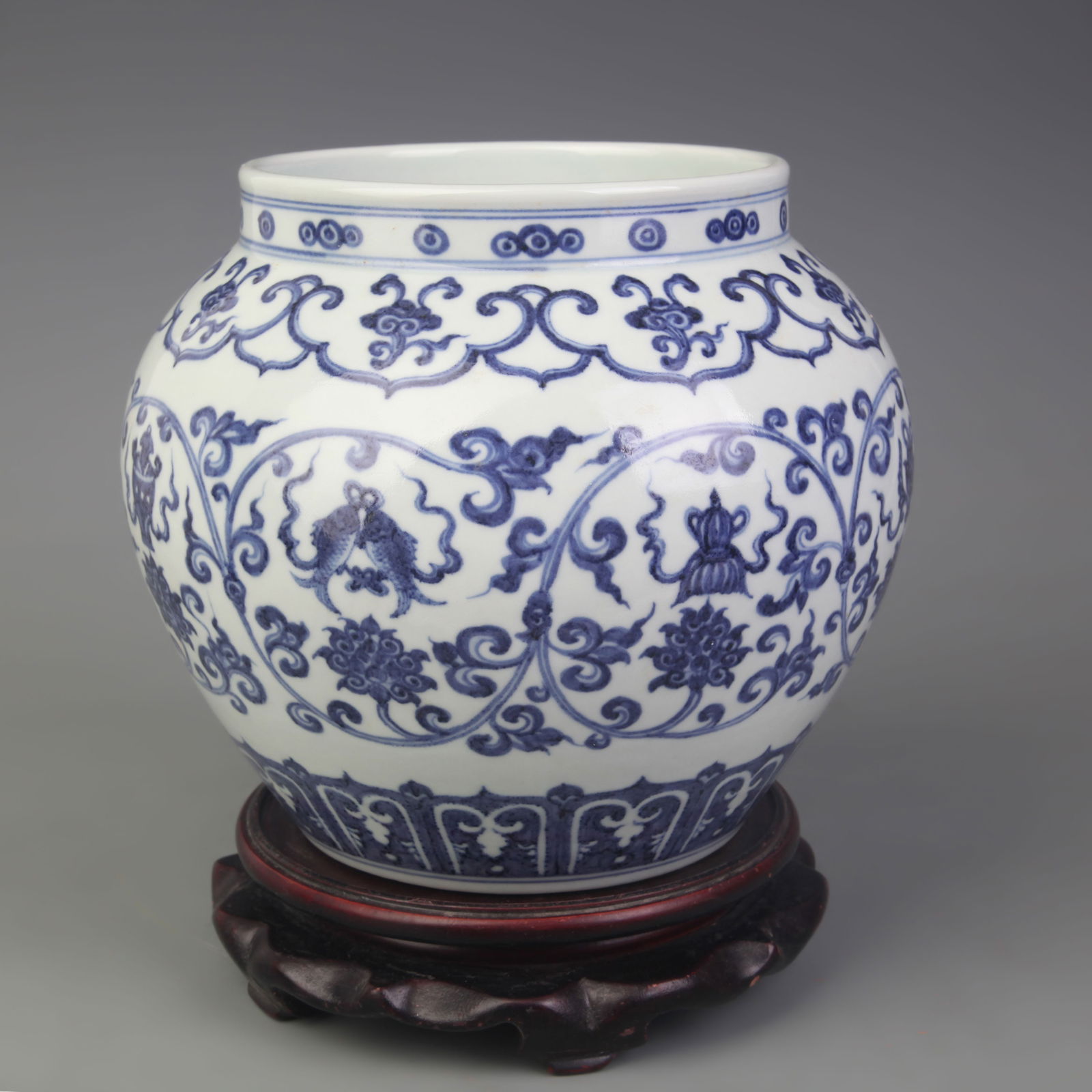 BLUE AND WHITE FLORAL PATTERN PORCELAIN JAR (1 of 5)