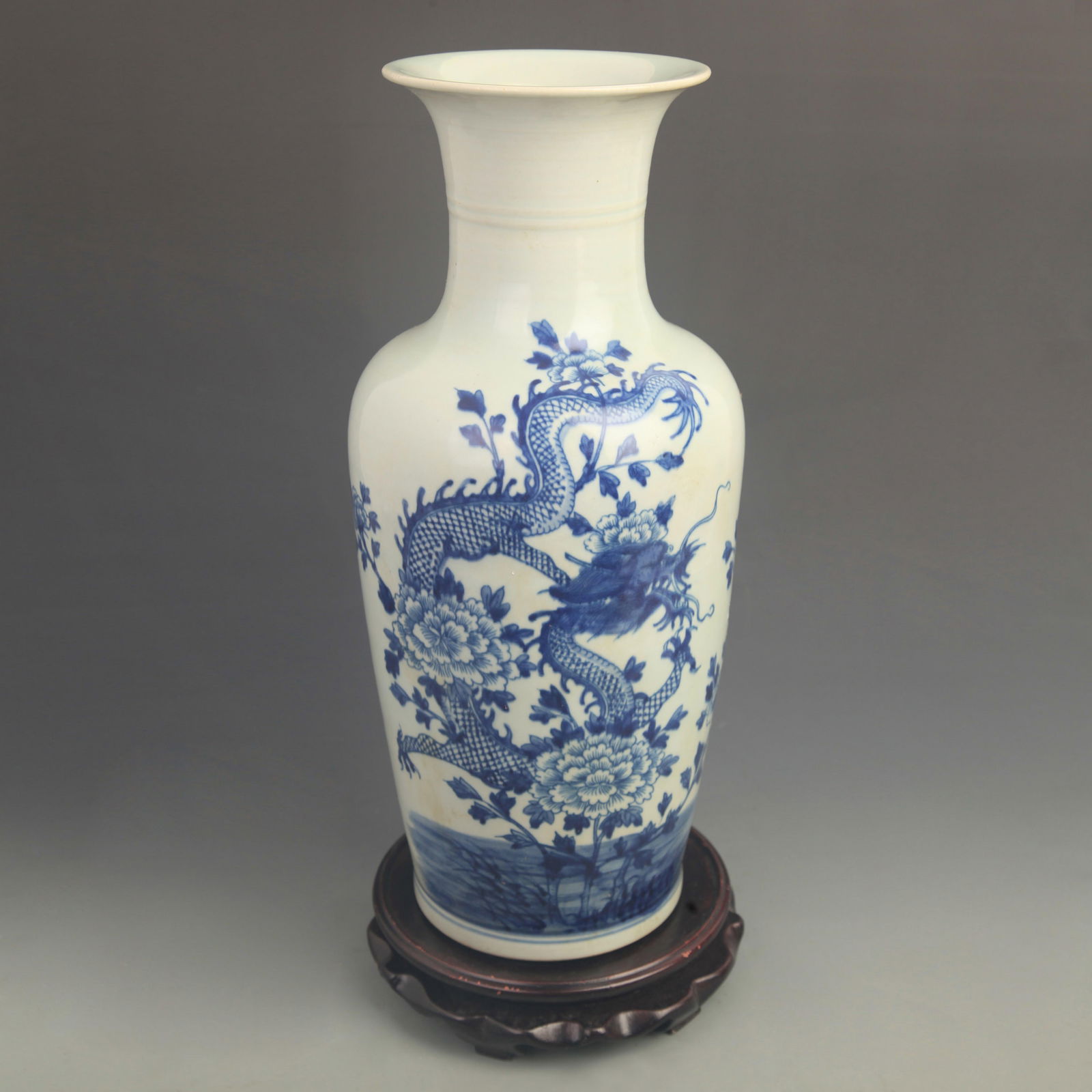 BLUE AND WHITE DRAGON-PATTERN PORCELAIN VASE (1 of 5)