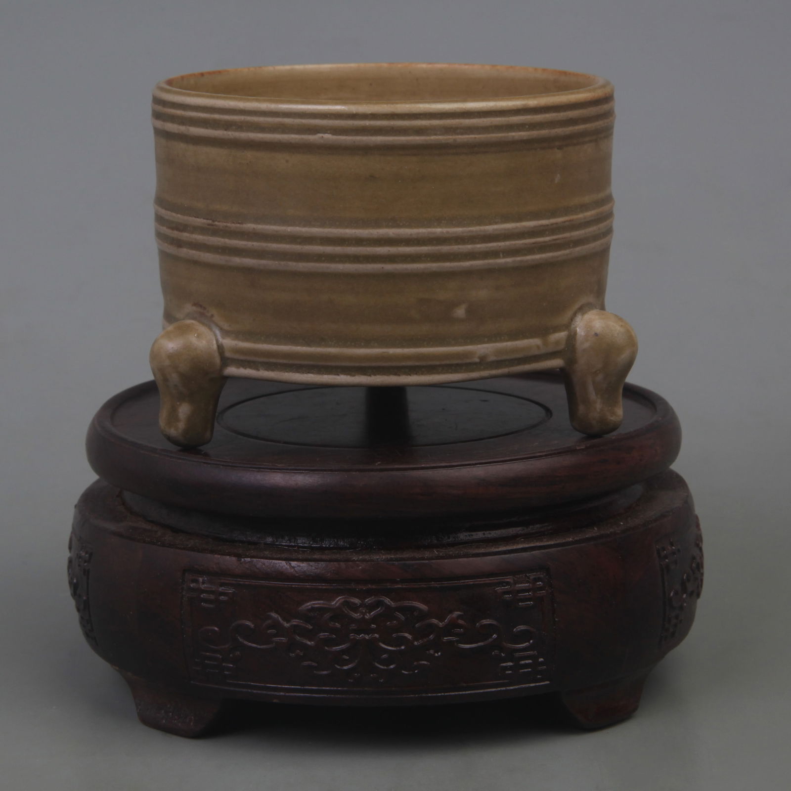 CELADON GLAZED THREE-FOOT BRUSH WASHER: Qing Dynasty; Diameter: 3.2 inch; High: 2.2 inch;