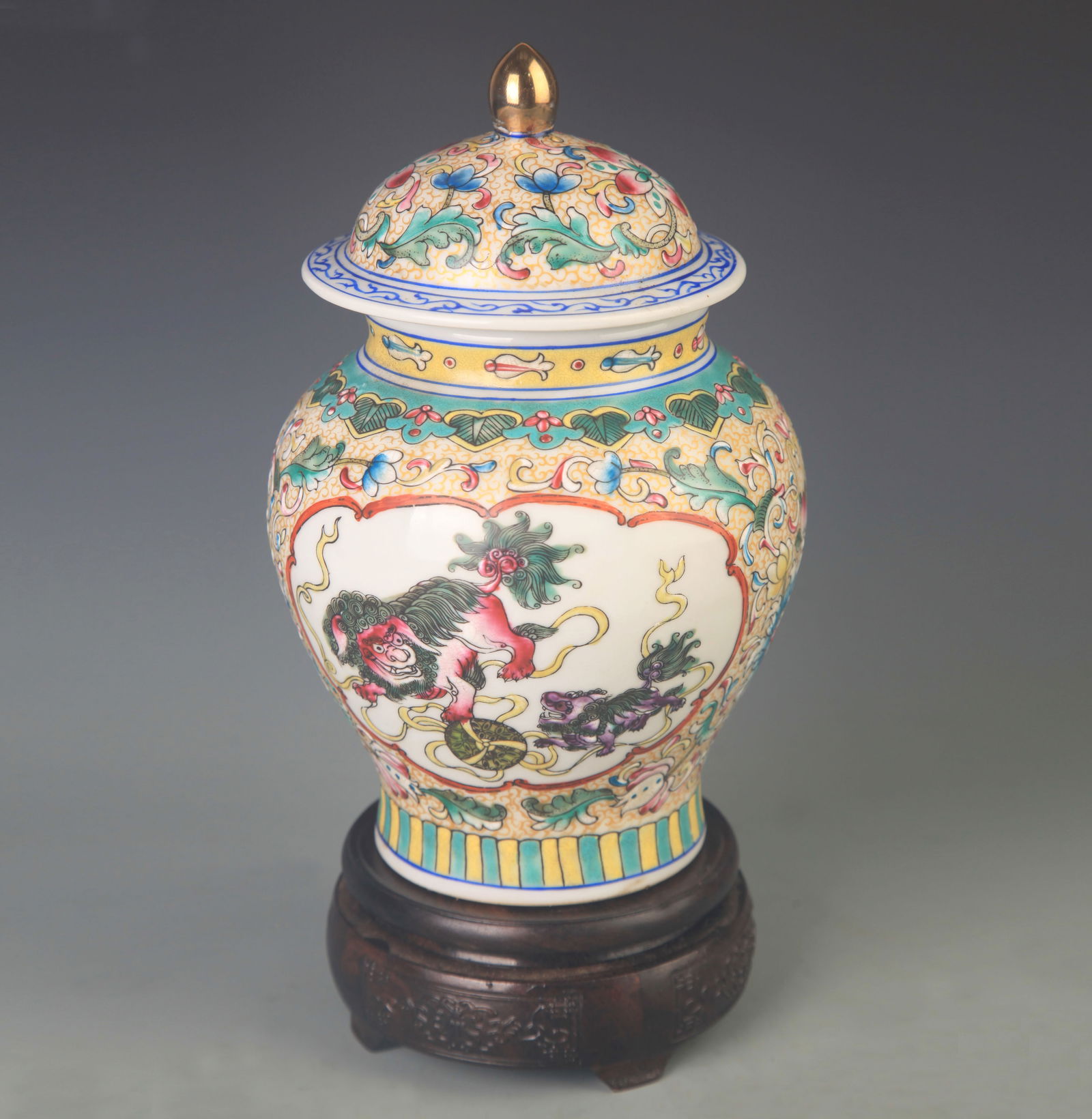 RARE FAIENCE COLOR LION PLAYING PATTERN GENERAL VASE (1 of 7)