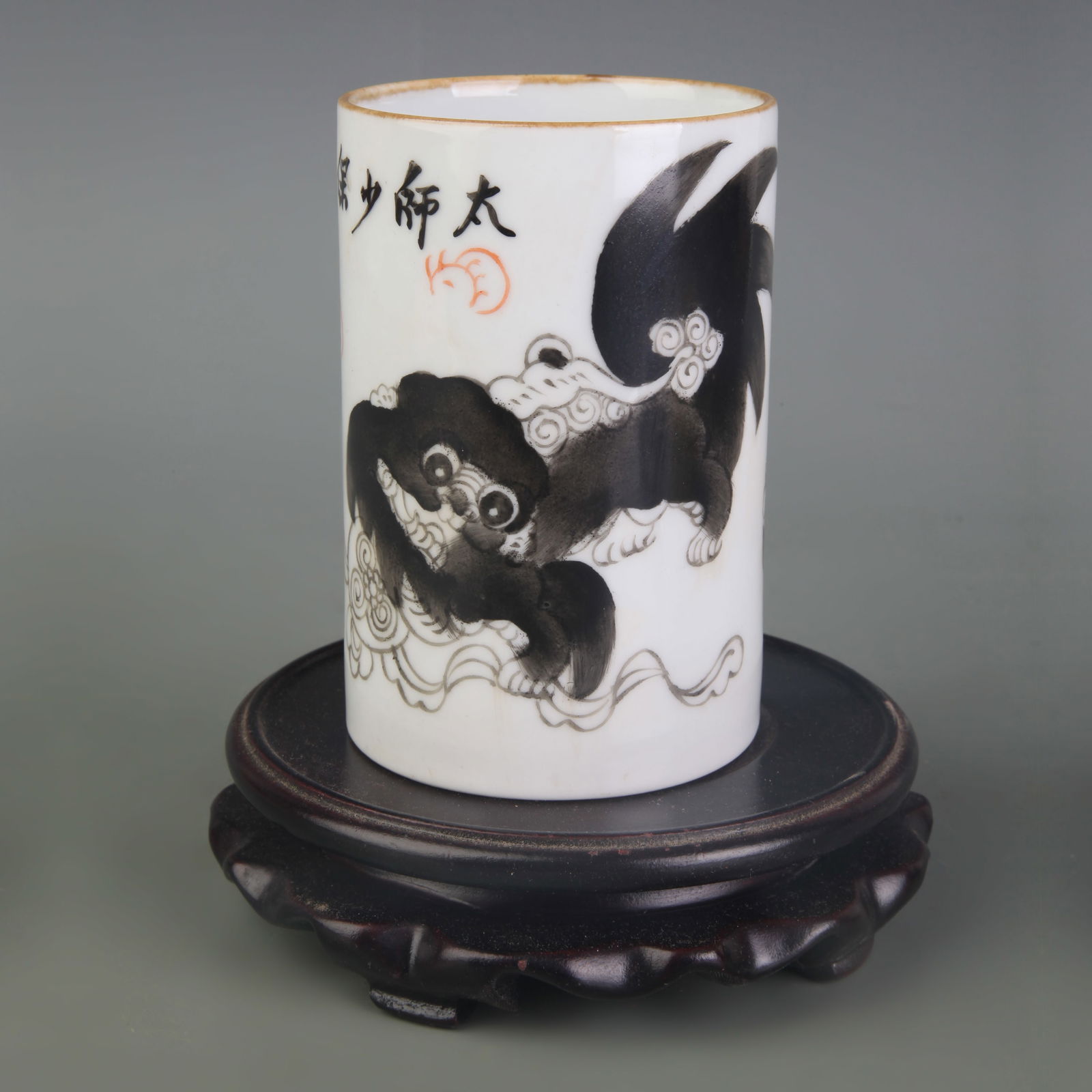 FAMILLE ROSE AUSPICIOUS BEAST PATTERN PORCELAIN PEN HOLDER: Qing Dynasty; Diameter: 2.9 inch; High: 4.5 inch;