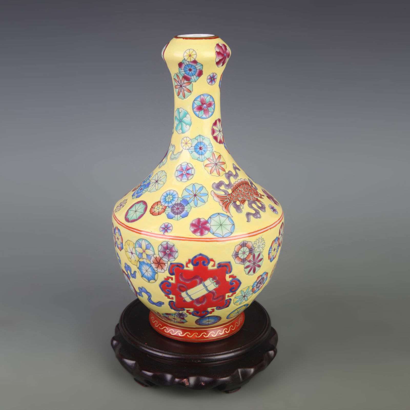 FAMILLE ROSE YELLOW GROUND FISH PATTERN VASE (1 of 5)