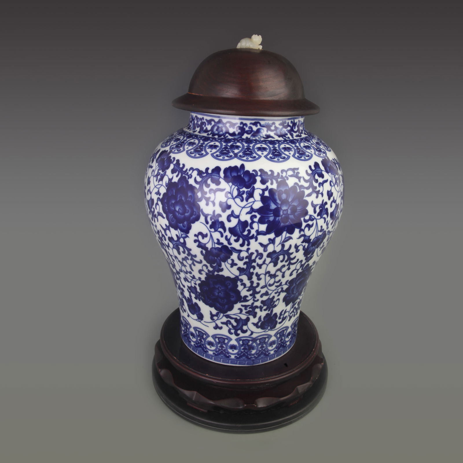 BLUE-AND-WHITE ENTWINED-LOTUS GENERAL JAR (ROSEWOOD LID, WHITE JADE FINIAL): Qing Dynasty; Diameter: 10.0 inch; High: 18.7 inch