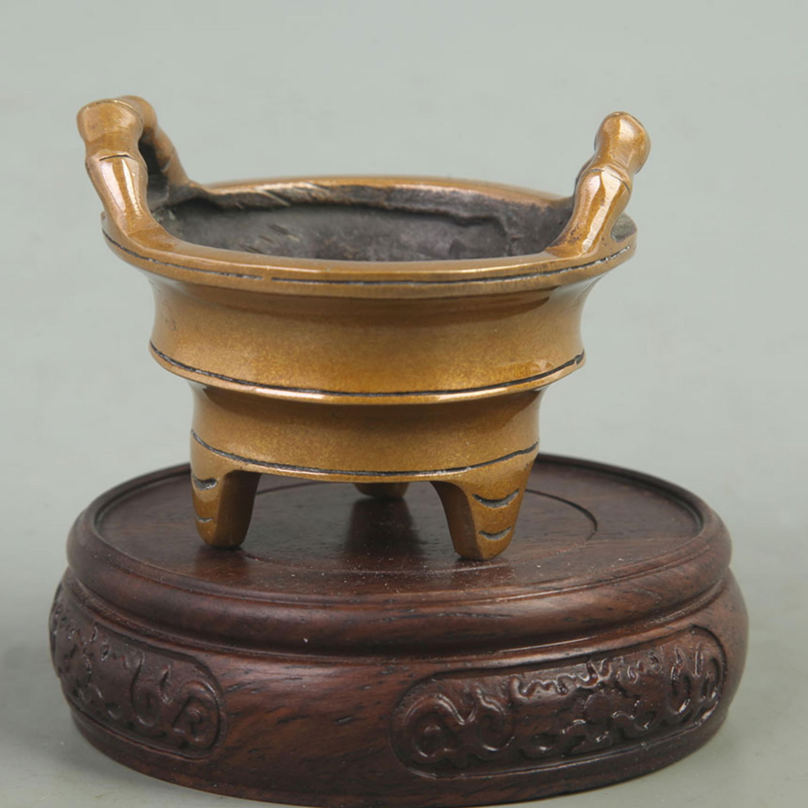A FINE BAMBOO EAR THREE-LEGGED BRONZE CENSER (1 of 4)
