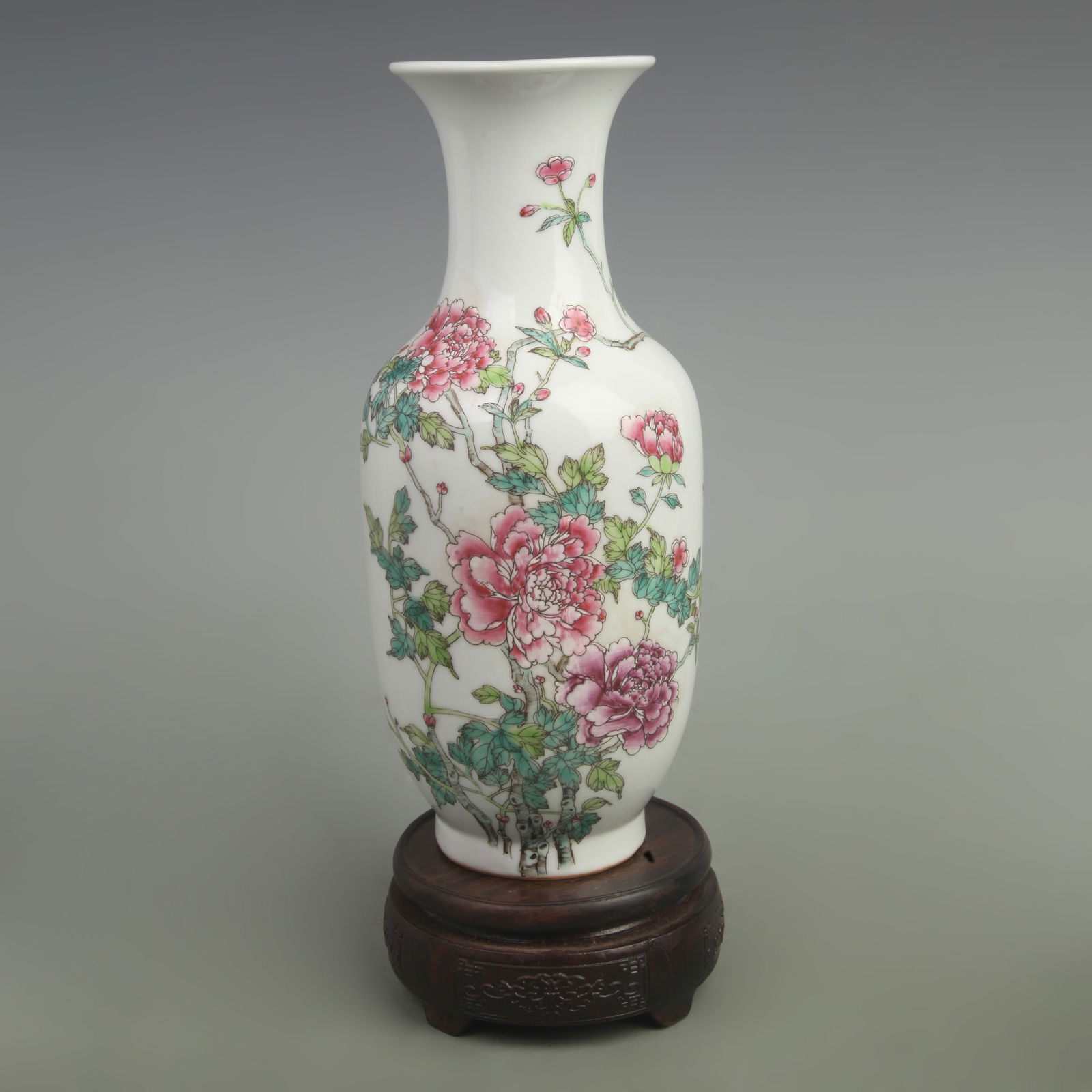 FAMILLE ROSE PEONY FLOWER PATTERN PORCELAIN BOTTLE: Qing Dynasty Kangxi Period: High: 10.6 inch; High: 5 inch;