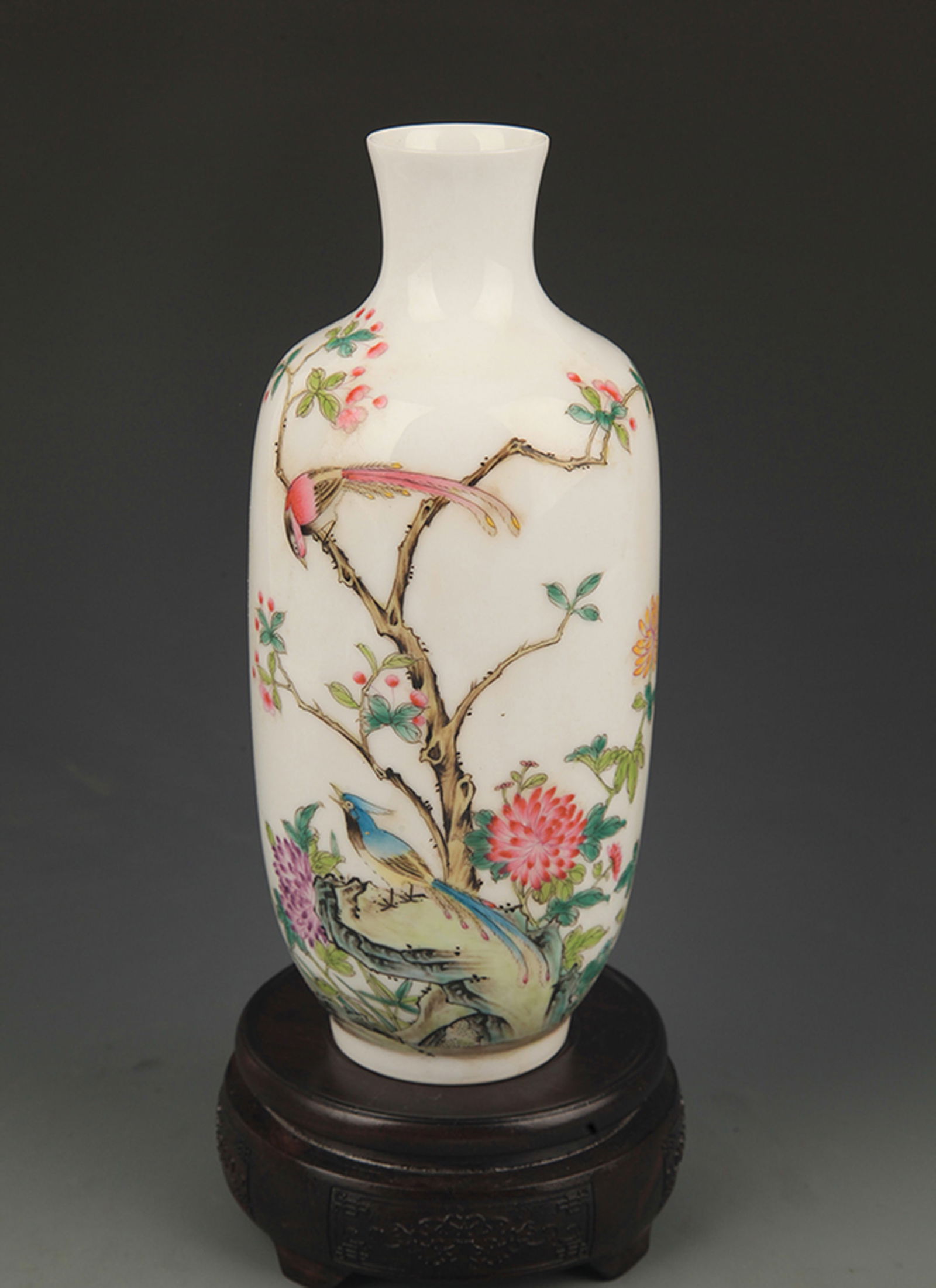 RARE FAMILLE ROSE PEONY AND CHICKEN PATTERN WOODEN CLUB VASE: Qing Dynasty Yong Zheng Period, ,High: 9.0 inch; Diameter:1.5 inch;