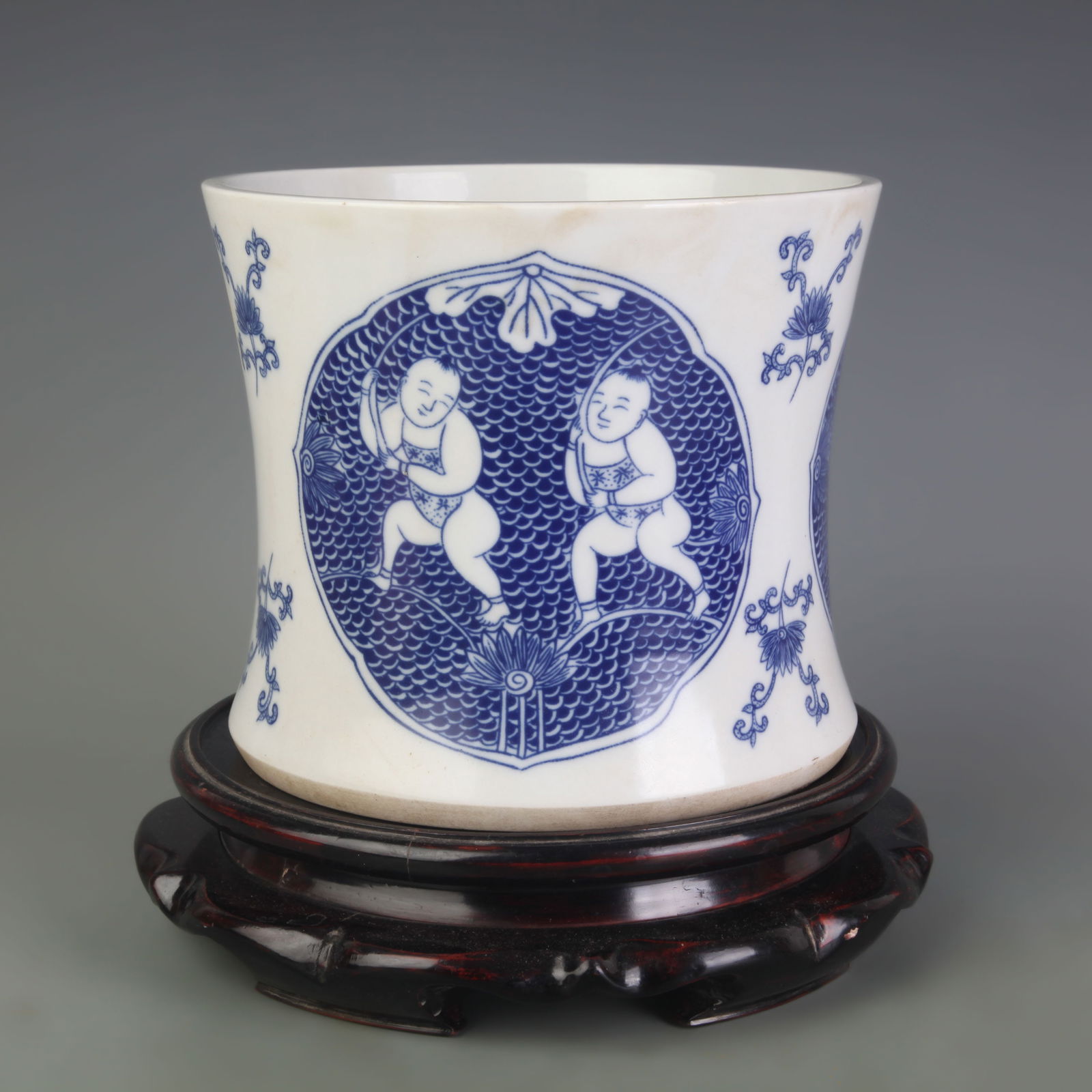 BLUE AND WHITE OPENWORK FIGURE PORCELAIN BRUSH POT: Qing Dynasty; Diameter: 8.0 inch; High: 6.9 inch
