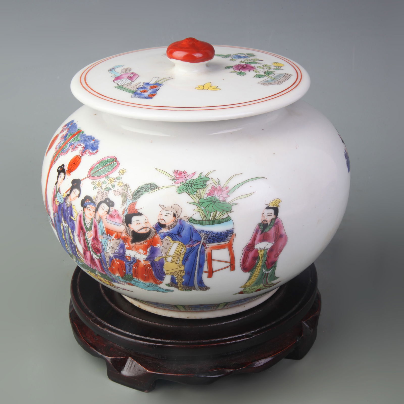 FAMILLE ROSE GLAZED FIGURES PATTERN PORCELAIN JAR WITH LID: Qing Dynasty Qian Long Period; Diameter: 4.3 inch; High: 6.4 inch