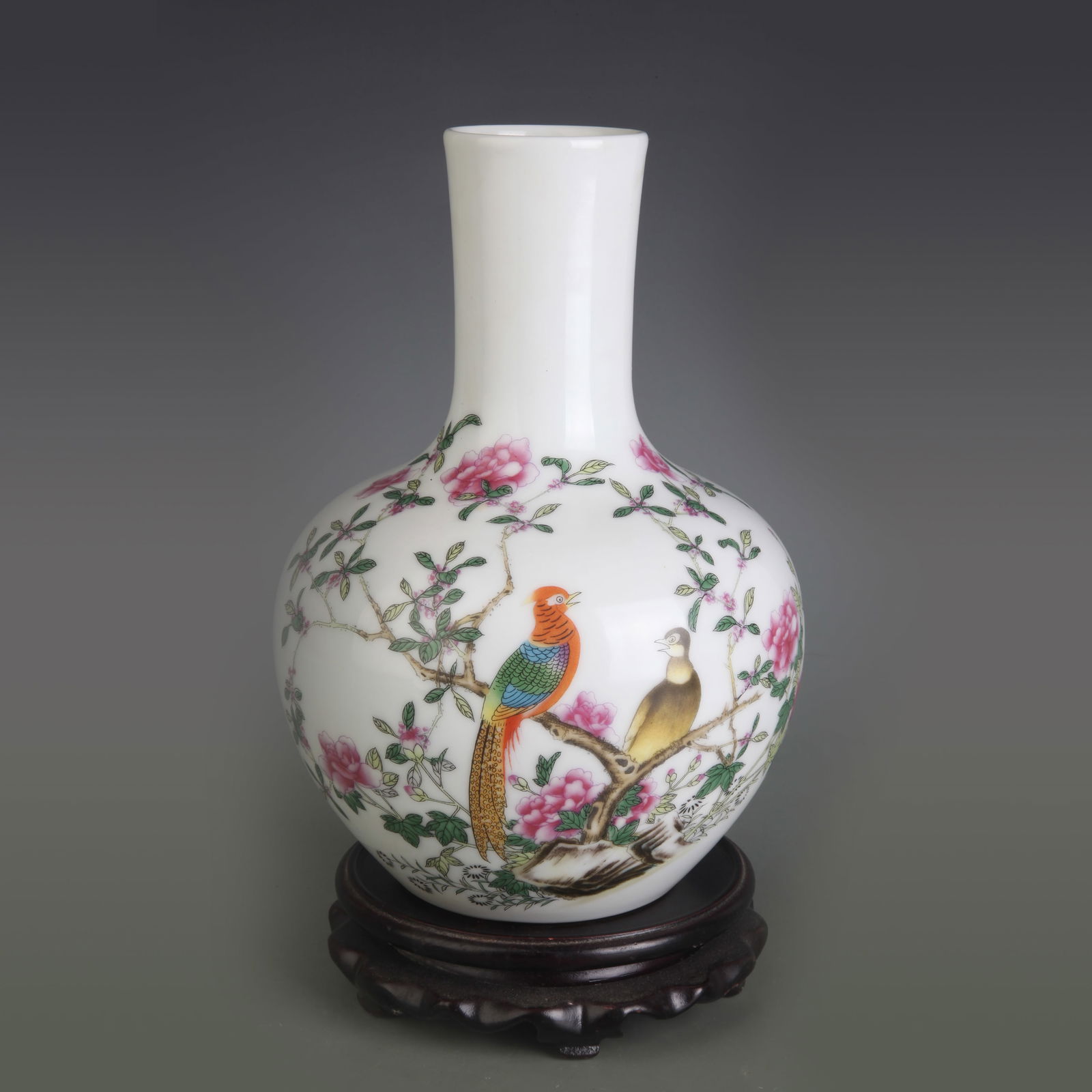 FAMILLE ROSE FLOWER AND BIRD PATTERN GLOBE STYLE PORCELAIN VASE: Qing Dynasty Qian Long Period; Diameter: 2.2 inch; High: 8.5 inch