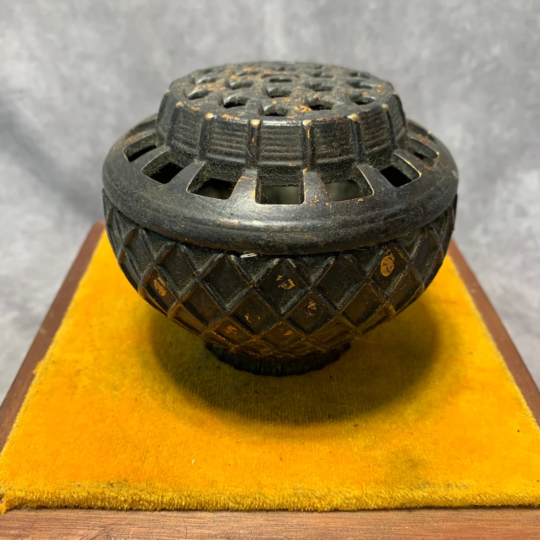 GILT BRONZE INCENSE BURNER WITH GRID PATTERNS: Qing Dynasty; High: 3.2 inch; Diameter: 3.9 inch;
