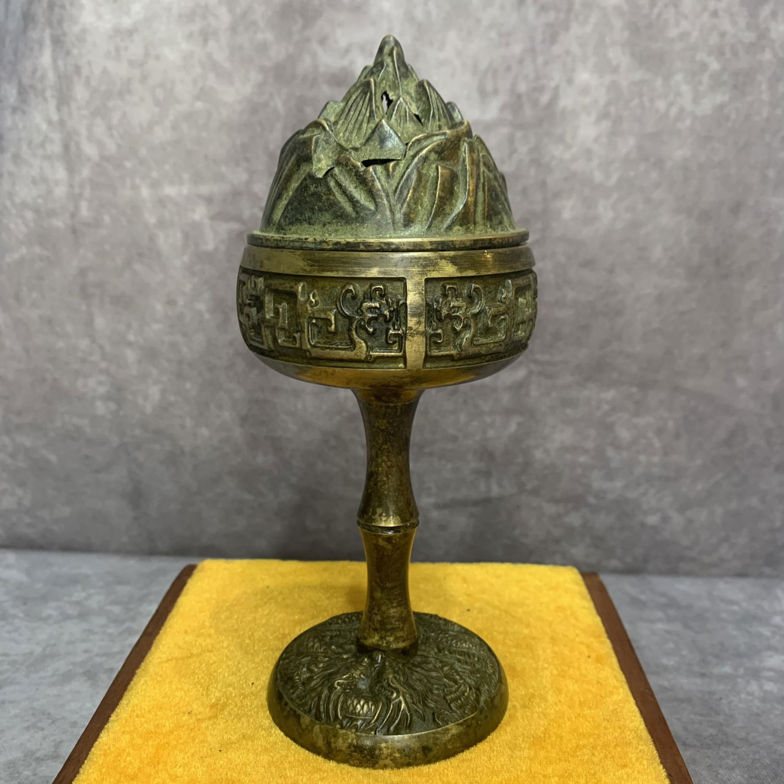 A FINE FINELY CARVED BRONZE INCENSE BURNER (1 of 6)