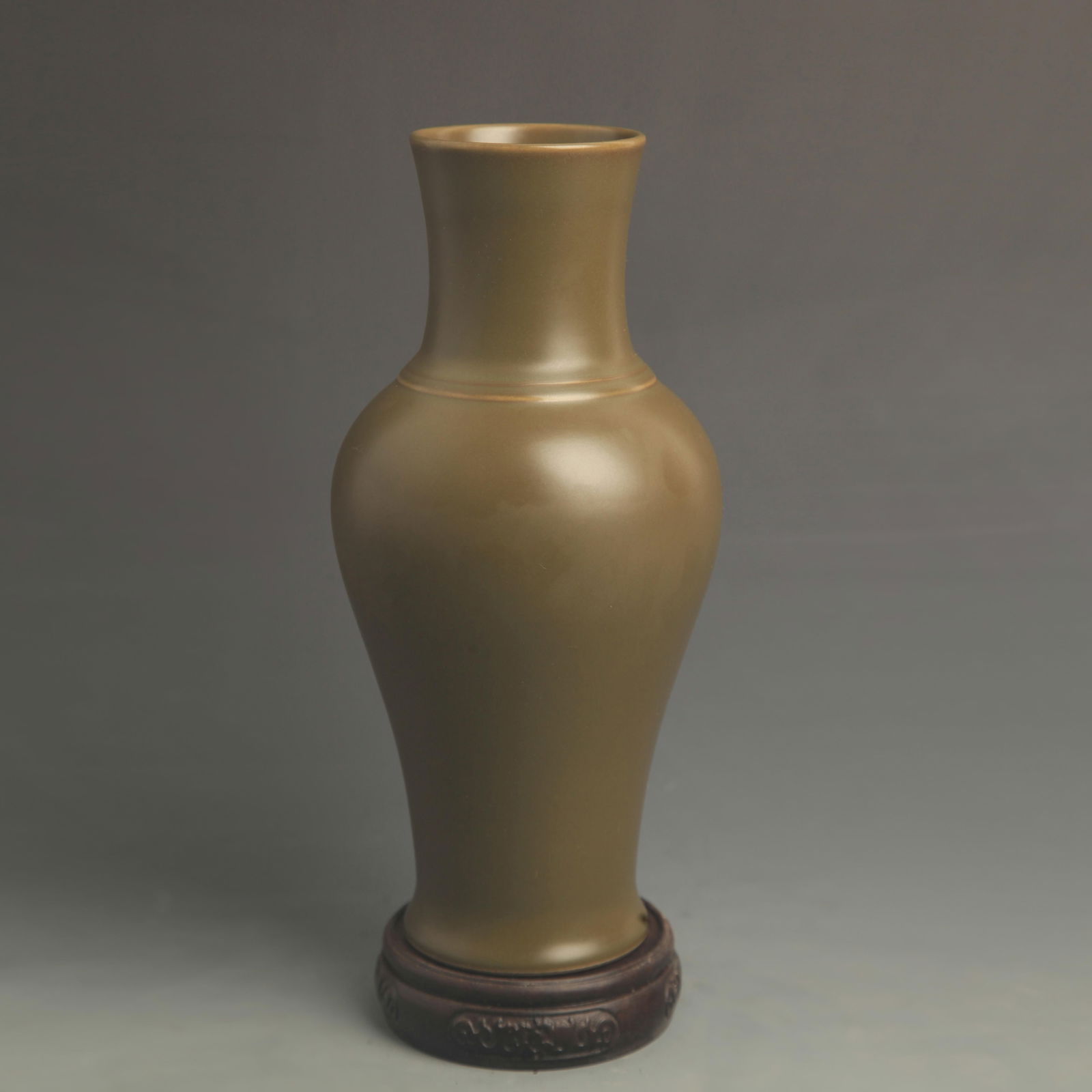 A FINE TEA COLOR GLAZED PORCELAIN VASE (1 of 5)